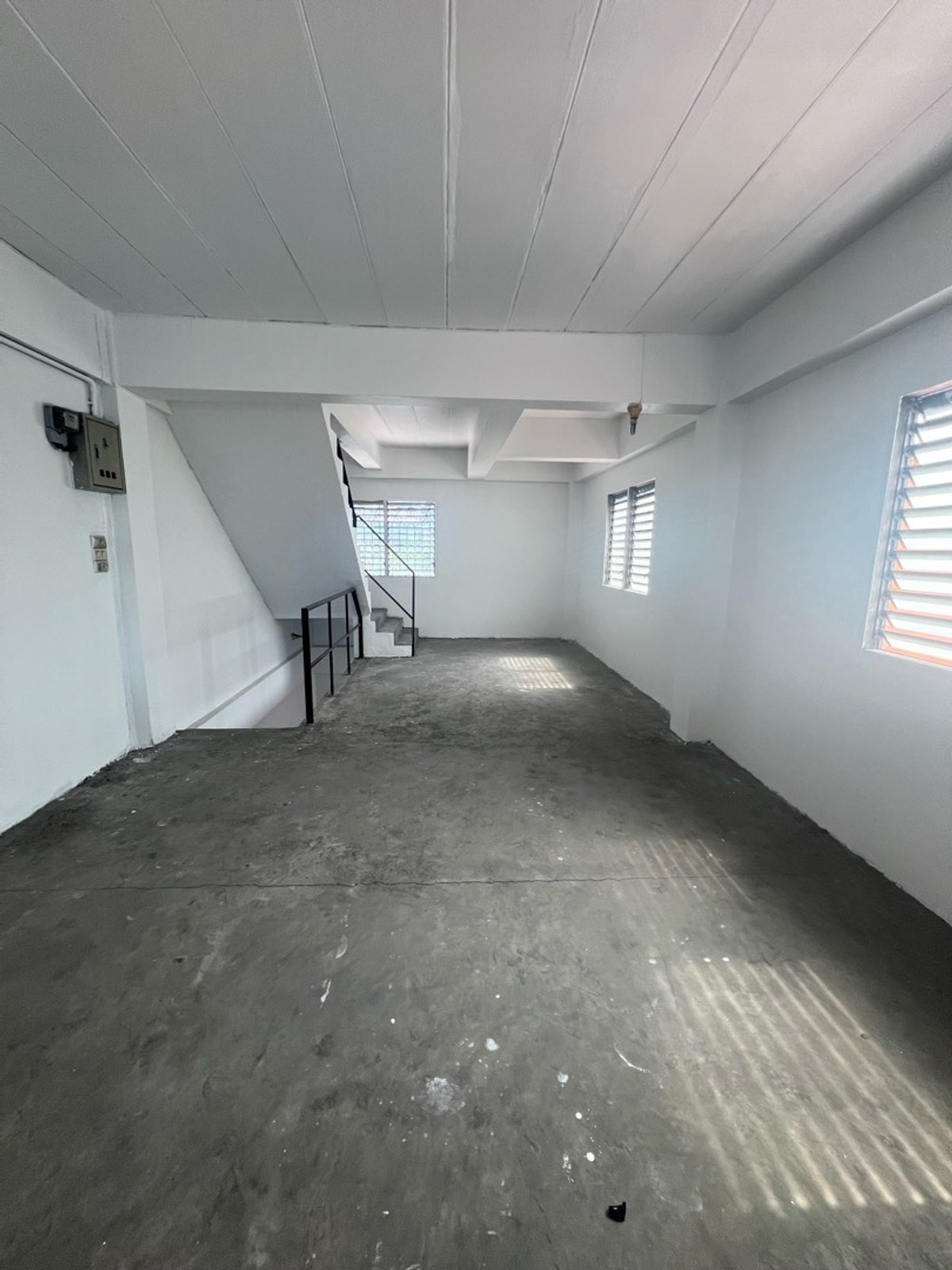 For SaleShop HouseMahachai Samut Sakhon : Prime location, commercial building, detached house style, with rooftop, garden view and city view, 3 and a half floors, 2 houses next to each other, with space around the house.