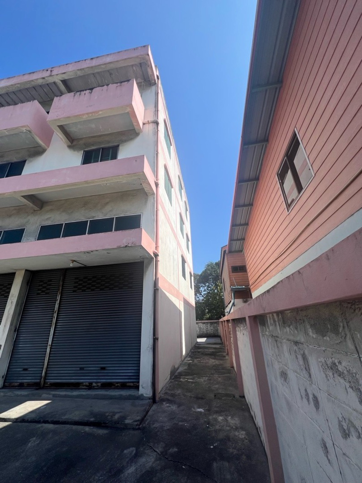 For SaleShop HouseMahachai Samut Sakhon : Prime location, commercial building, detached house style, with rooftop, garden view and city view, 3 and a half floors, 2 houses next to each other, with space around the house.