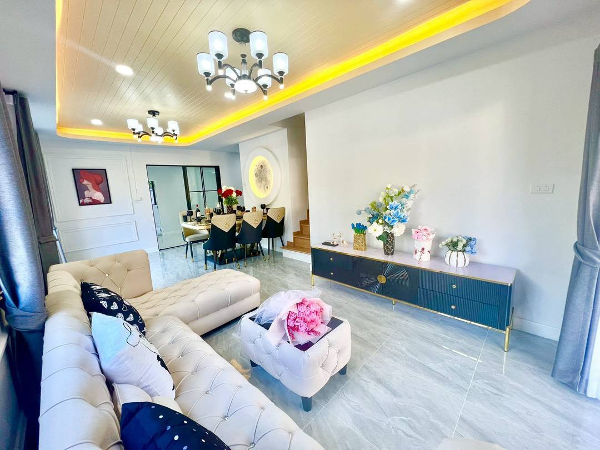 For SaleTownhomePattanakan, Srinakarin : 2-story townhome for sale, corner house, Pruksa Ville Village 50/2 Ramkhamhaeng (Soi Mistine), area 34.8 square meters, 4 bedrooms, Rat Phatthana Subdistrict, Saphan Sung District, Bangkok.