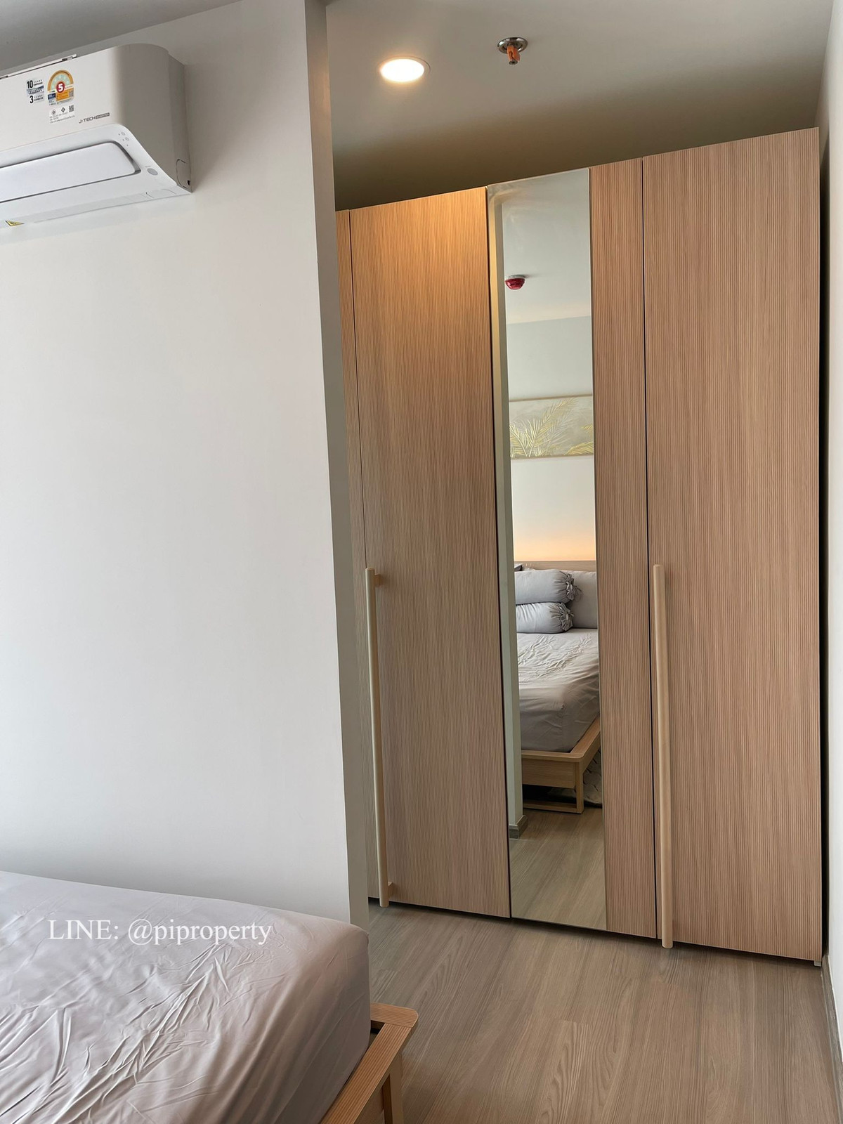 For RentCondoKhlongtoei, Kluaynamthai : Fully furnished 1 Bed unit for rent in Aspire Rama 4. Sukhumvit BTS Phra Khanong - Rama 4 living area. Nice deco and ready to move in. 