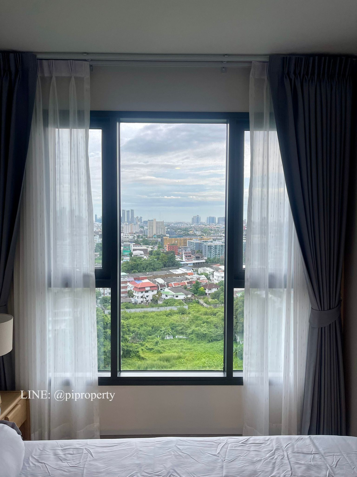 For RentCondoKhlongtoei, Kluaynamthai : Fully furnished 1 Bed unit for rent in Aspire Rama 4. Sukhumvit BTS Phra Khanong - Rama 4 living area. Nice deco and ready to move in. 
