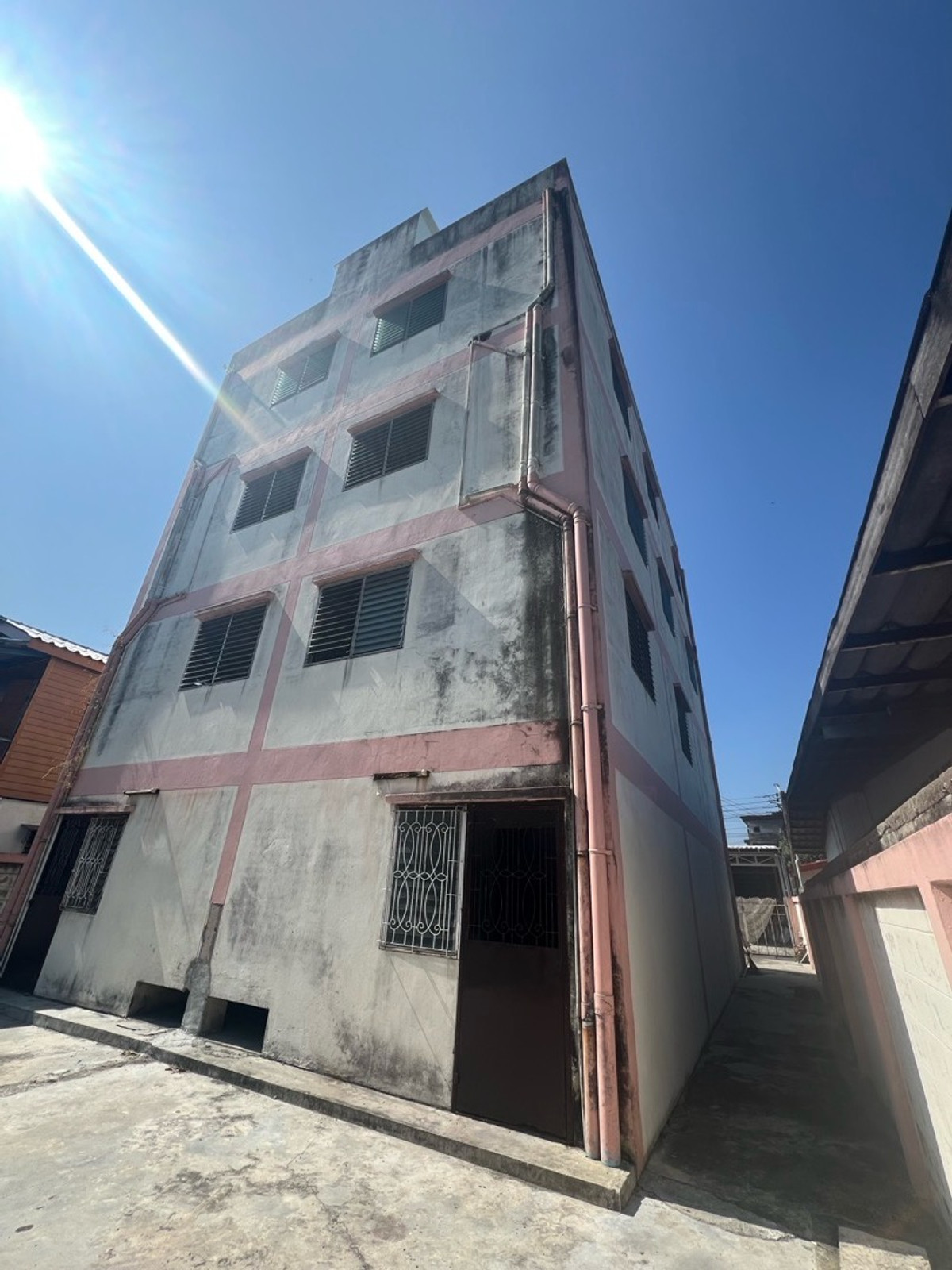 For SaleShop HouseMahachai Samut Sakhon : Prime location, commercial building, detached house style, with rooftop, garden view and city view, 3 and a half floors, 2 houses next to each other, with space around the house.