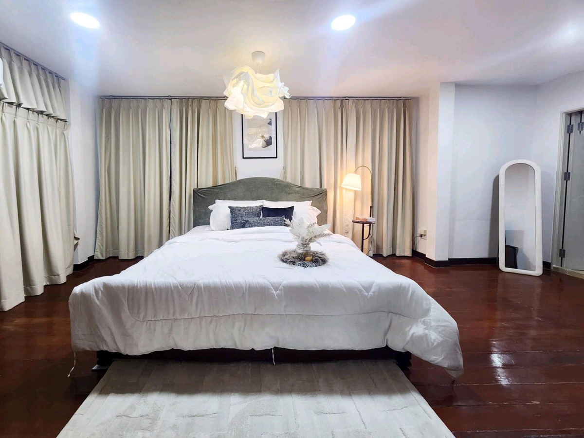 For RentHouseRatchadapisek, Huaikwang, Suttisan : 2-story detached house for rent, luxury level in the heart of Huai Khwang 🛏️ 6 bedrooms 
 🚿 4 bathrooms, near MRT Huai Khwang, furniture & electrical appliances, fully furnished, ready to move in 🛏️ 
 ▪️ Complete electrical appliances ⚡