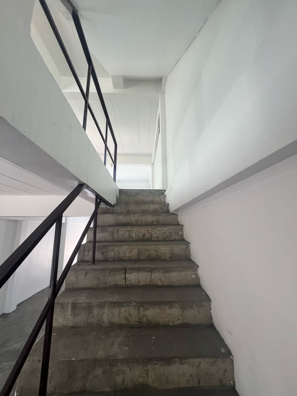 For SaleShop HouseMahachai Samut Sakhon : Prime location, commercial building, detached house style, with rooftop, garden view and city view, 3 and a half floors, 2 houses next to each other, with space around the house.