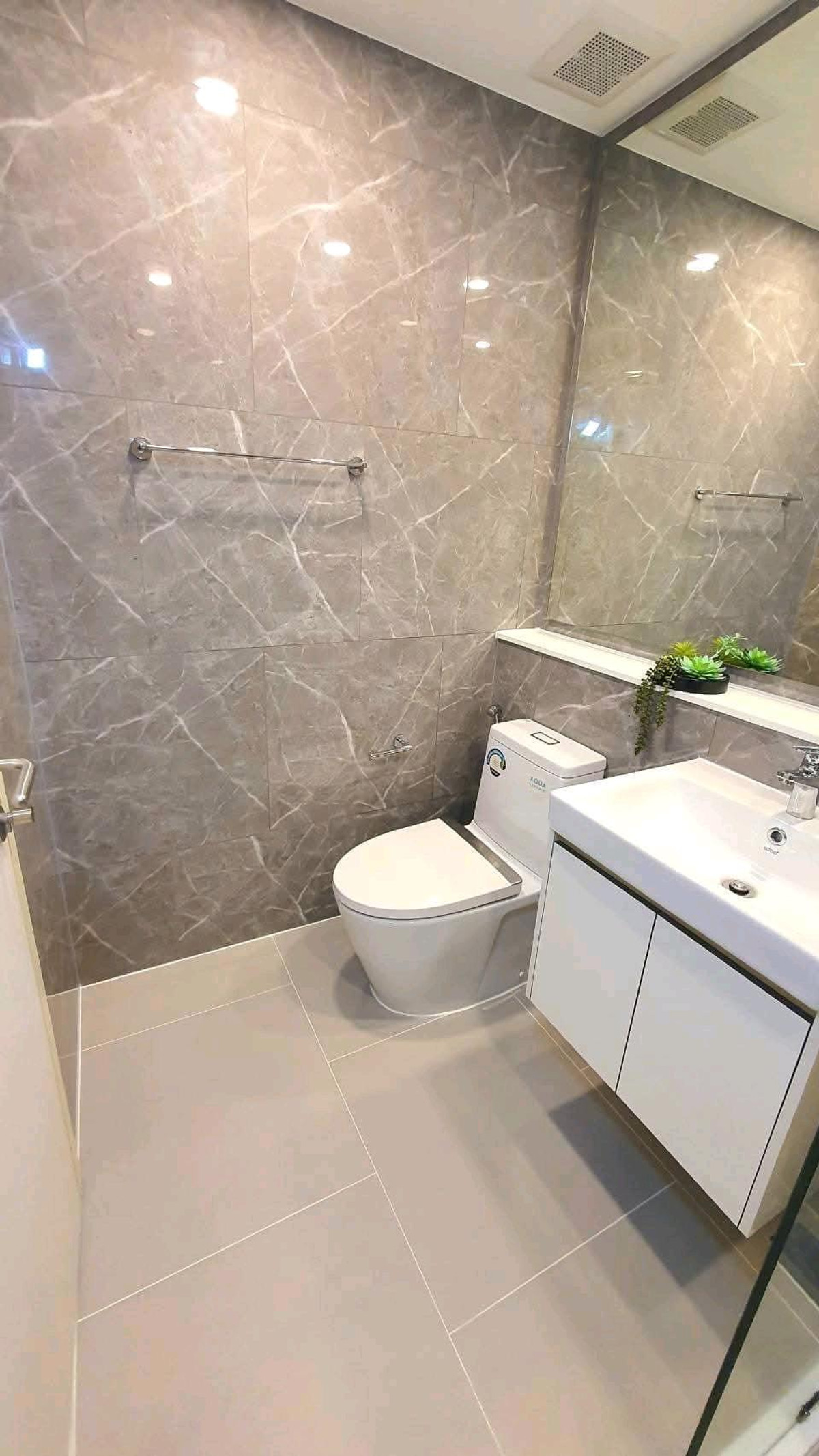 For RentCondoKasetsart, Ratchayothin : ✨ Beautiful room, great location, next to the BTS, just one step to walk to Major Ratchayothin, very convenient ✨