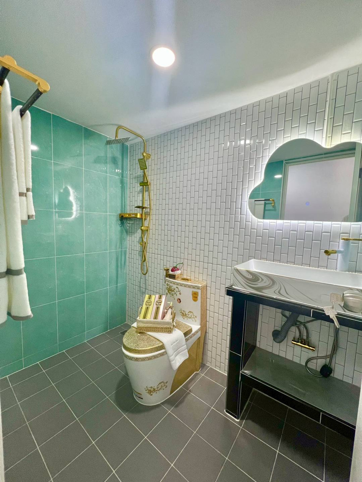 For SaleTownhomePattanakan, Srinakarin : 2-story townhome for sale, corner house, Pruksa Ville Village 50/2 Ramkhamhaeng (Soi Mistine), area 34.8 square meters, 4 bedrooms, Rat Phatthana Subdistrict, Saphan Sung District, Bangkok.