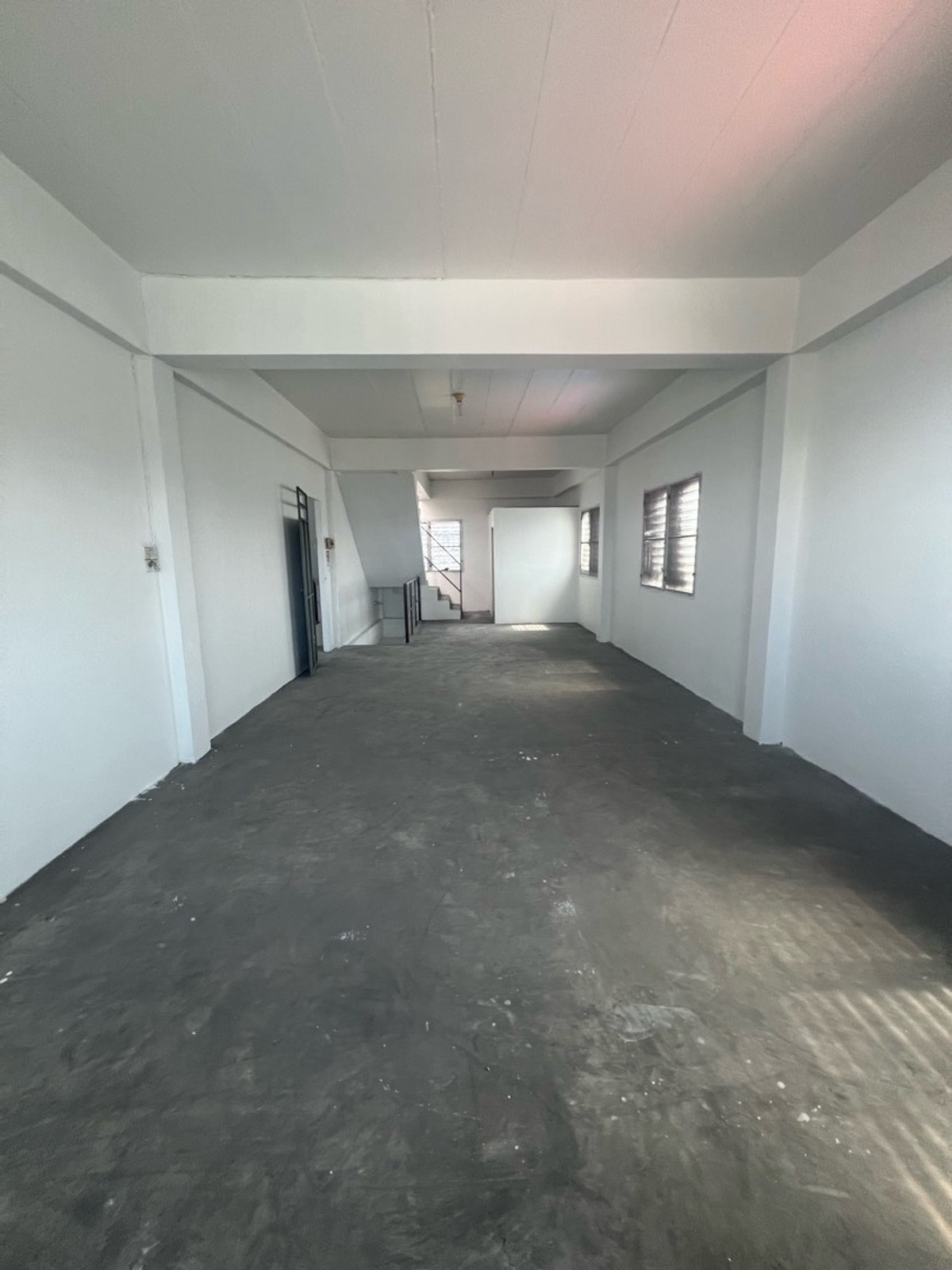 For SaleShop HouseMahachai Samut Sakhon : Prime location, commercial building, detached house style, with rooftop, garden view and city view, 3 and a half floors, 2 houses next to each other, with space around the house.