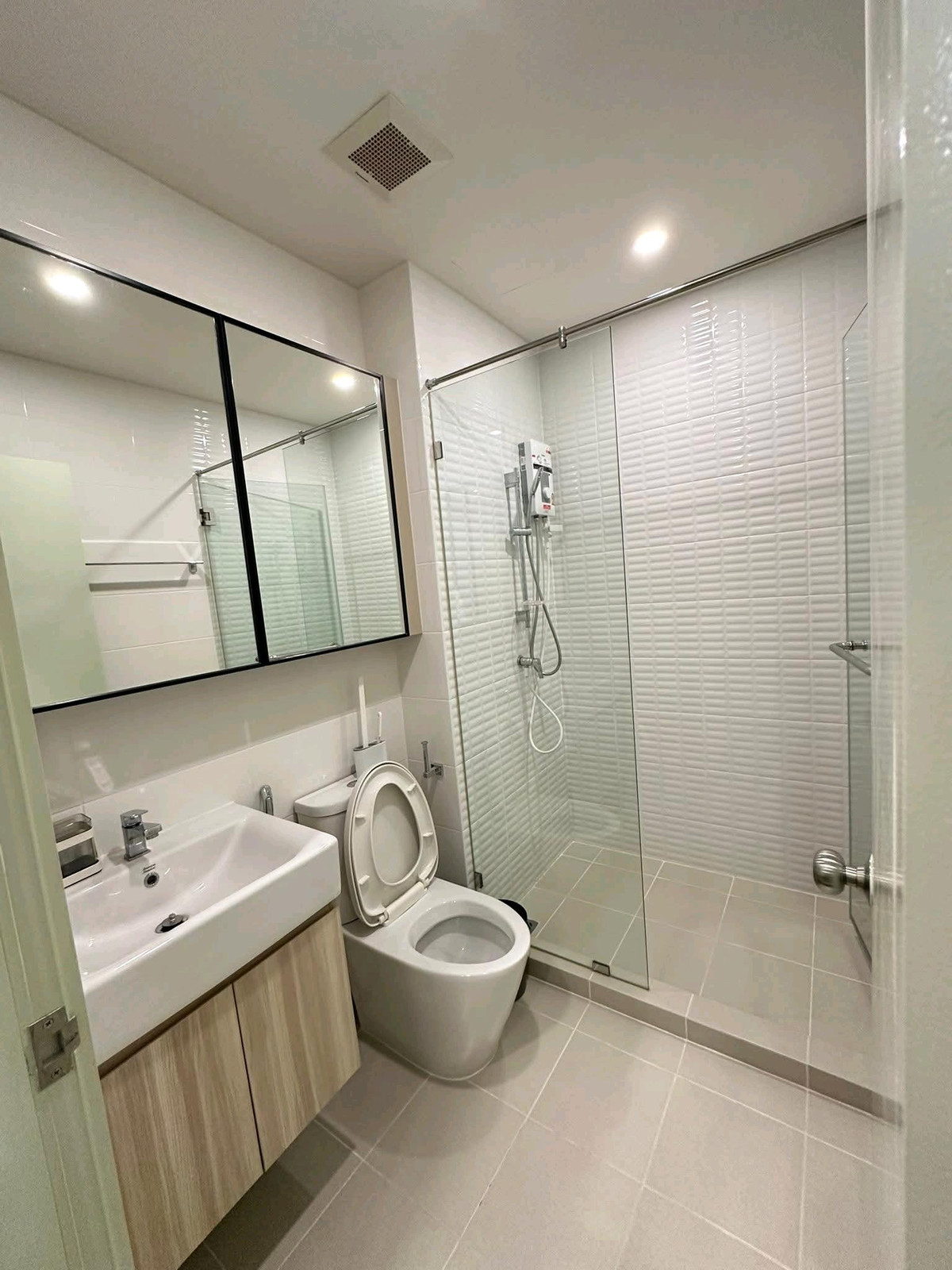 For RentCondoKasetsart, Ratchayothin : Near BTS Green Line (~1.5 Km.) Kasetsart University, Bang Khen 
 Chewathai Kaset-Nawamin | Beautiful room, balcony view, good atmosphere, ready to move in.