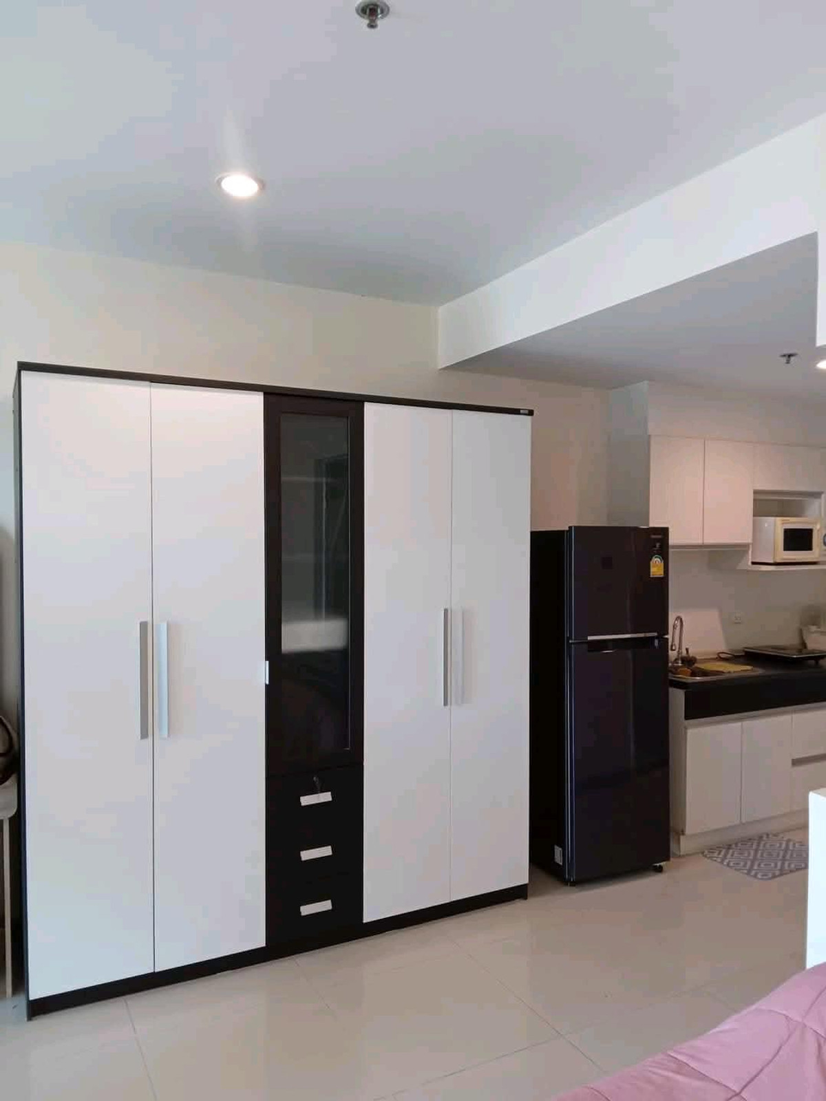 For RentCondoRatchathewi,Phayathai : Prime location near BTS Ratchathewi, convenient travel, near Siam, Fully Furnished, ready to move in immediately.