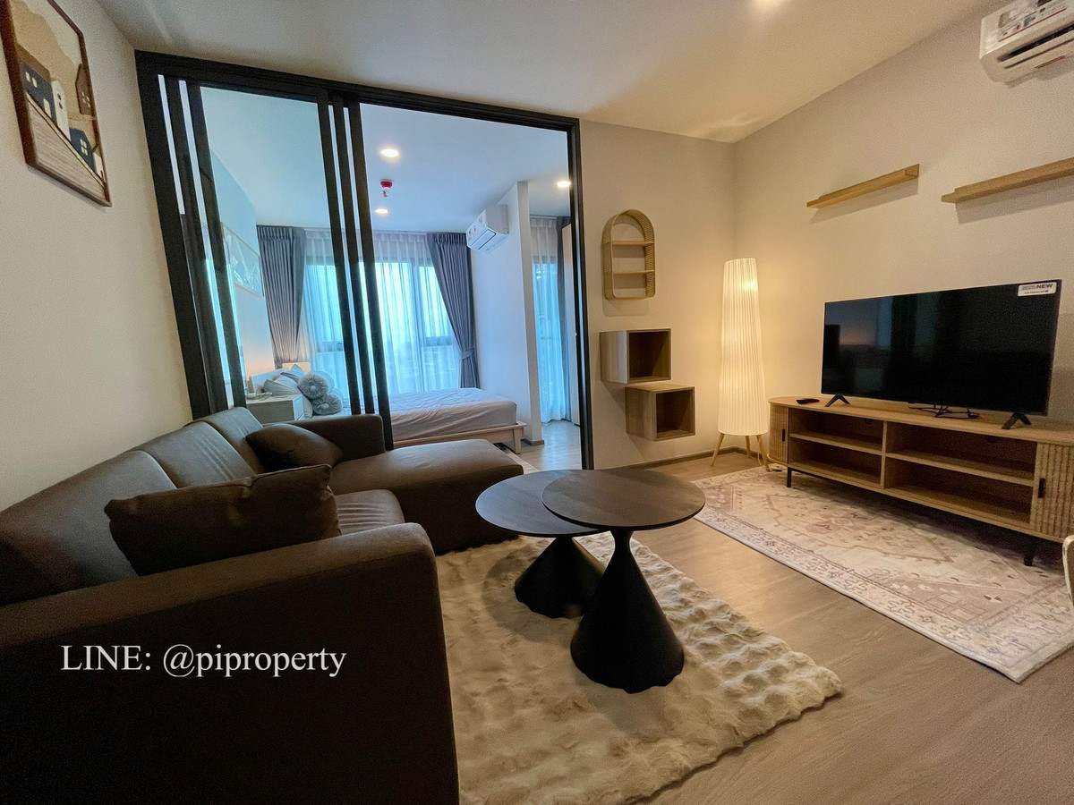 For RentCondoKhlongtoei, Kluaynamthai : Fully furnished 1 Bed unit for rent in Aspire Rama 4. Sukhumvit BTS Phra Khanong - Rama 4 living area. Nice deco and ready to move in. 