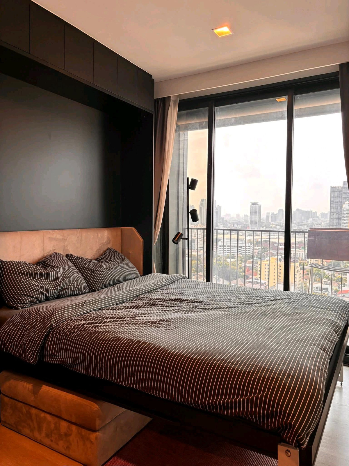 For RentCondoLadprao, Central Ladprao : 🚇 Near MRT Phaholyothin 
 The Line Phaholyothin Park (The Line Phaholyothin Park) 🌿✨ 
 Beautiful condo, good location, near the BTS, room ready to move in, make an appointment to view!