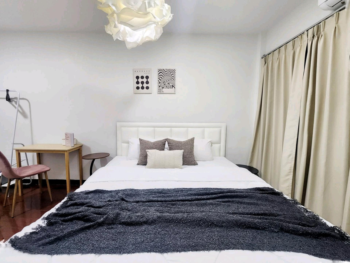 For RentHouseRatchadapisek, Huaikwang, Suttisan : 2-story detached house for rent, luxury level in the heart of Huai Khwang 🛏️ 6 bedrooms 
 🚿 4 bathrooms, near MRT Huai Khwang, furniture & electrical appliances, fully furnished, ready to move in 🛏️ 
 ▪️ Complete electrical appliances ⚡