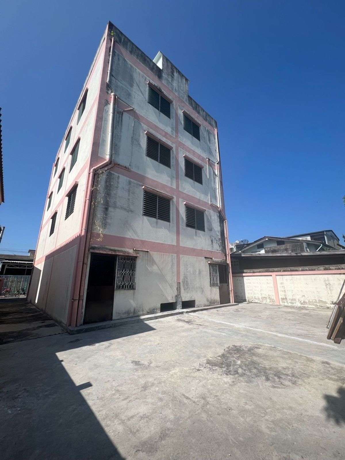 For SaleShop HouseMahachai Samut Sakhon : Prime location, commercial building, detached house style, with rooftop, garden view and city view, 3 and a half floors, 2 houses next to each other, with space around the house.