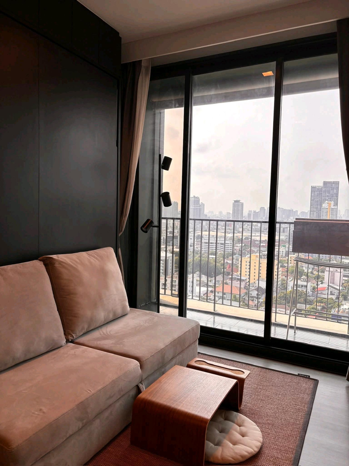 For RentCondoLadprao, Central Ladprao : 🚇 Near MRT Phaholyothin 
 The Line Phaholyothin Park (The Line Phaholyothin Park) 🌿✨ 
 Beautiful condo, good location, near the BTS, room ready to move in, make an appointment to view!