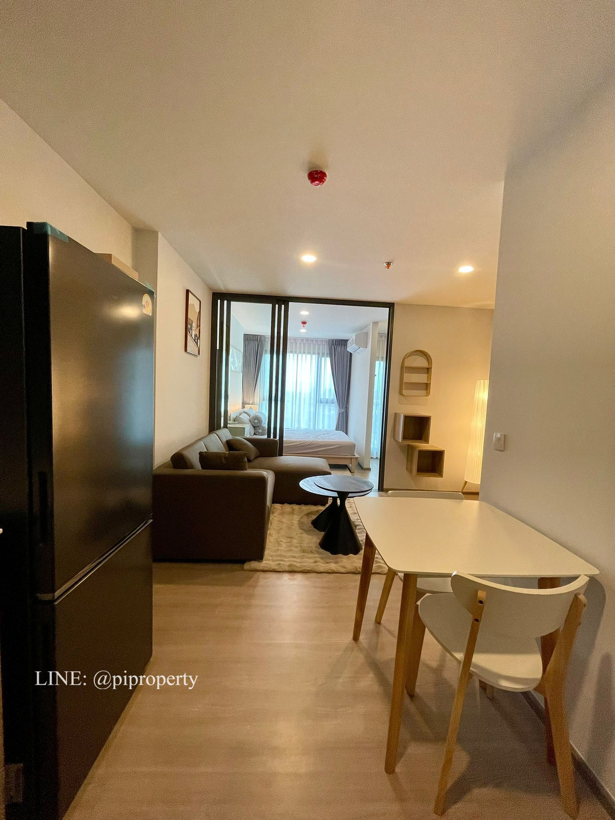 For RentCondoKhlongtoei, Kluaynamthai : Fully furnished 1 Bed unit for rent in Aspire Rama 4. Sukhumvit BTS Phra Khanong - Rama 4 living area. Nice deco and ready to move in. 