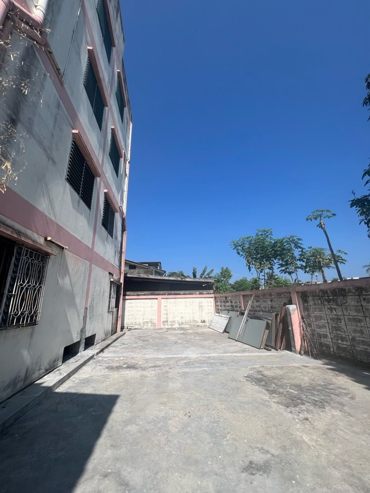 For SaleShop HouseMahachai Samut Sakhon : Prime location, commercial building, detached house style, with rooftop, garden view and city view, 3 and a half floors, 2 houses next to each other, with space around the house.