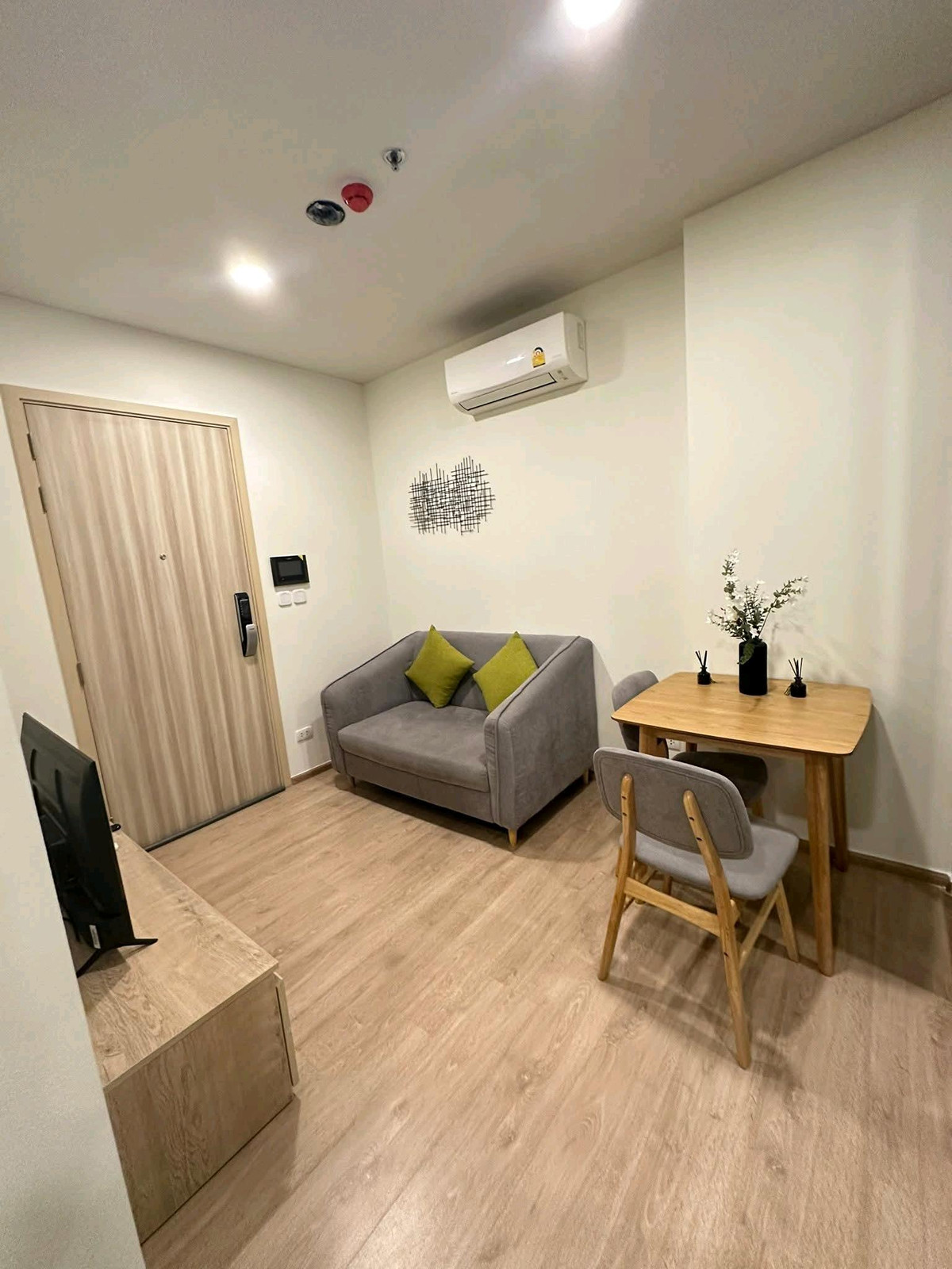 For RentCondoKasetsart, Ratchayothin : Near BTS Green Line (~1.5 Km.) Kasetsart University, Bang Khen 
 Chewathai Kaset-Nawamin | Beautiful room, balcony view, good atmosphere, ready to move in.