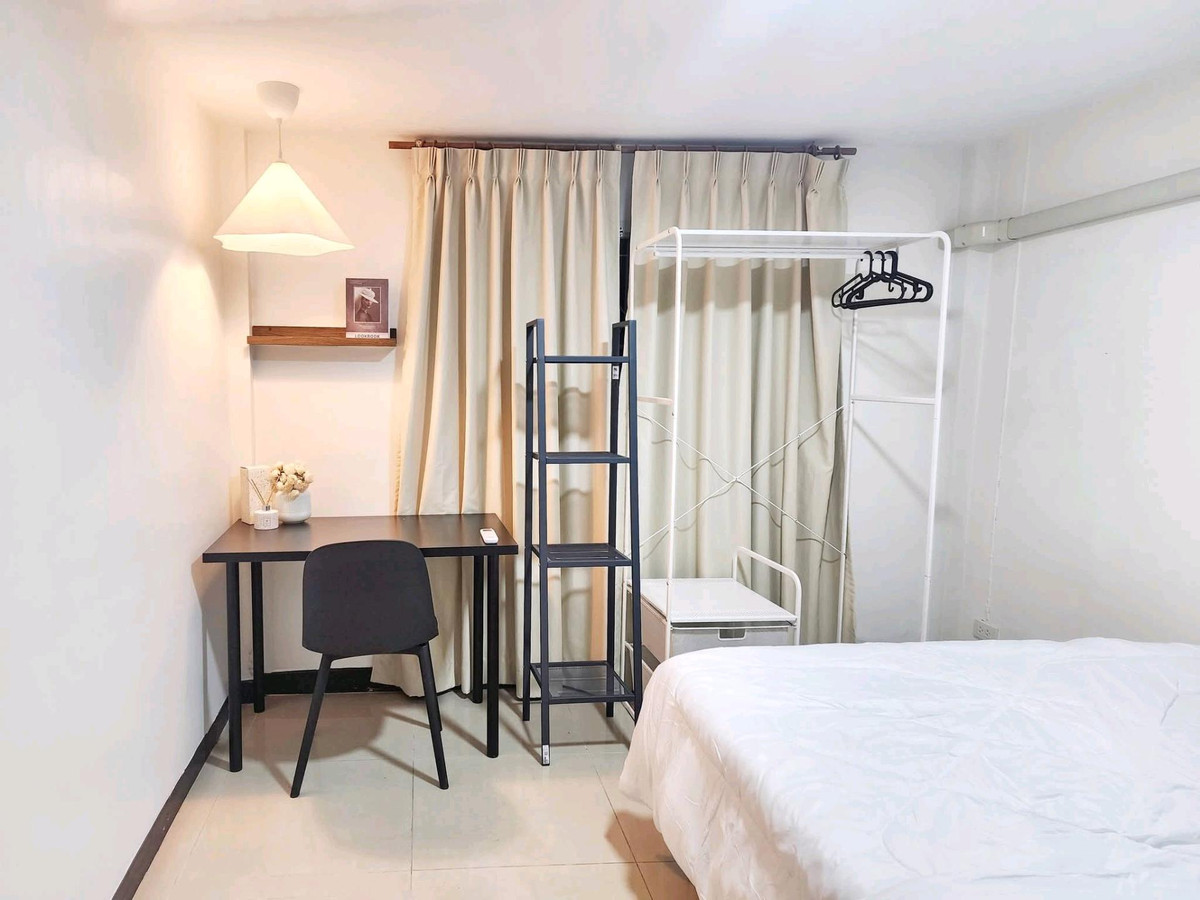 For RentHouseRatchadapisek, Huaikwang, Suttisan : 2-story detached house for rent, luxury level in the heart of Huai Khwang 🛏️ 6 bedrooms 
 🚿 4 bathrooms, near MRT Huai Khwang, furniture & electrical appliances, fully furnished, ready to move in 🛏️ 
 ▪️ Complete electrical appliances ⚡