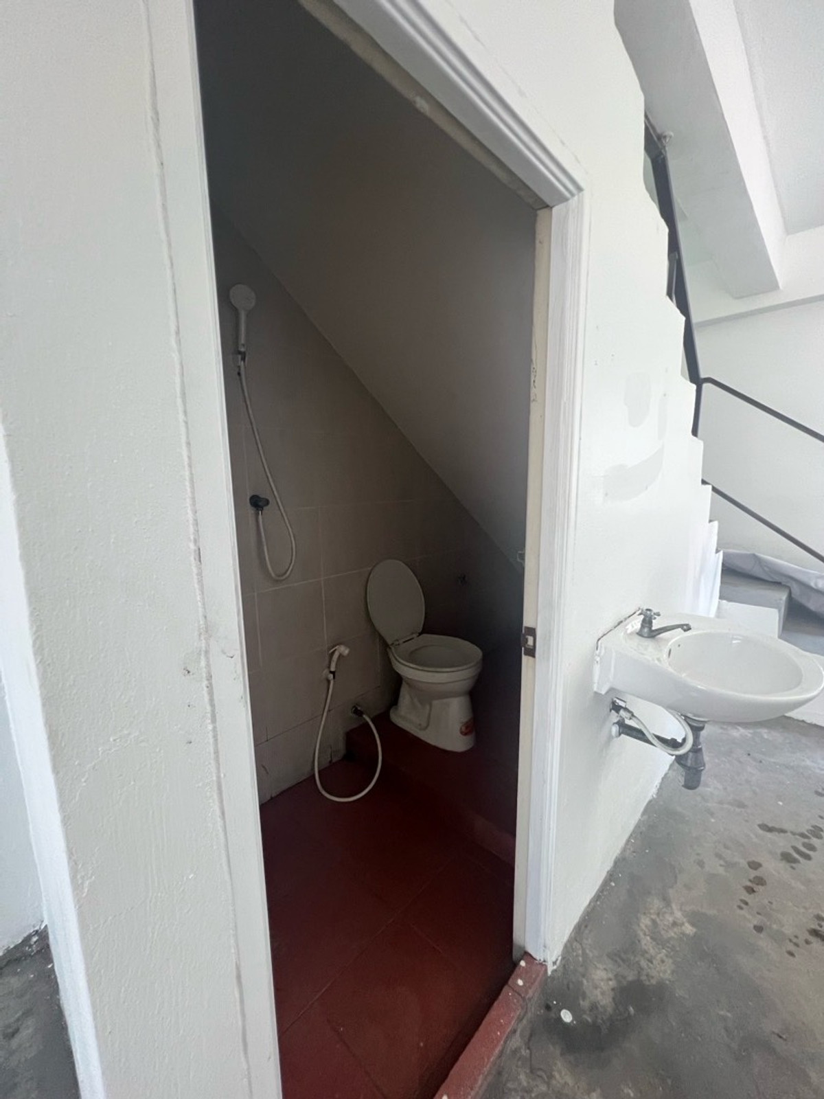 For SaleShop HouseMahachai Samut Sakhon : Prime location, commercial building, detached house style, with rooftop, garden view and city view, 3 and a half floors, 2 houses next to each other, with space around the house.