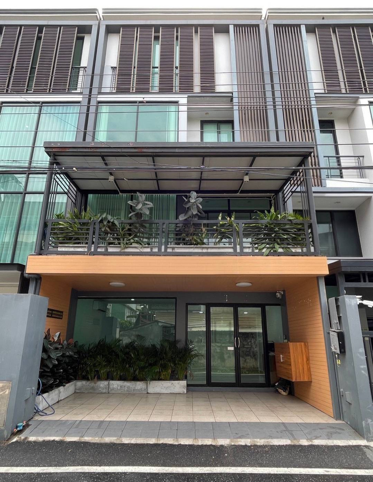 For RentShop HouseChokchai 4, Ladprao 71, Ladprao 48, : Commercial building for rent near BTS Chok Chai 4, just 2 minutes.