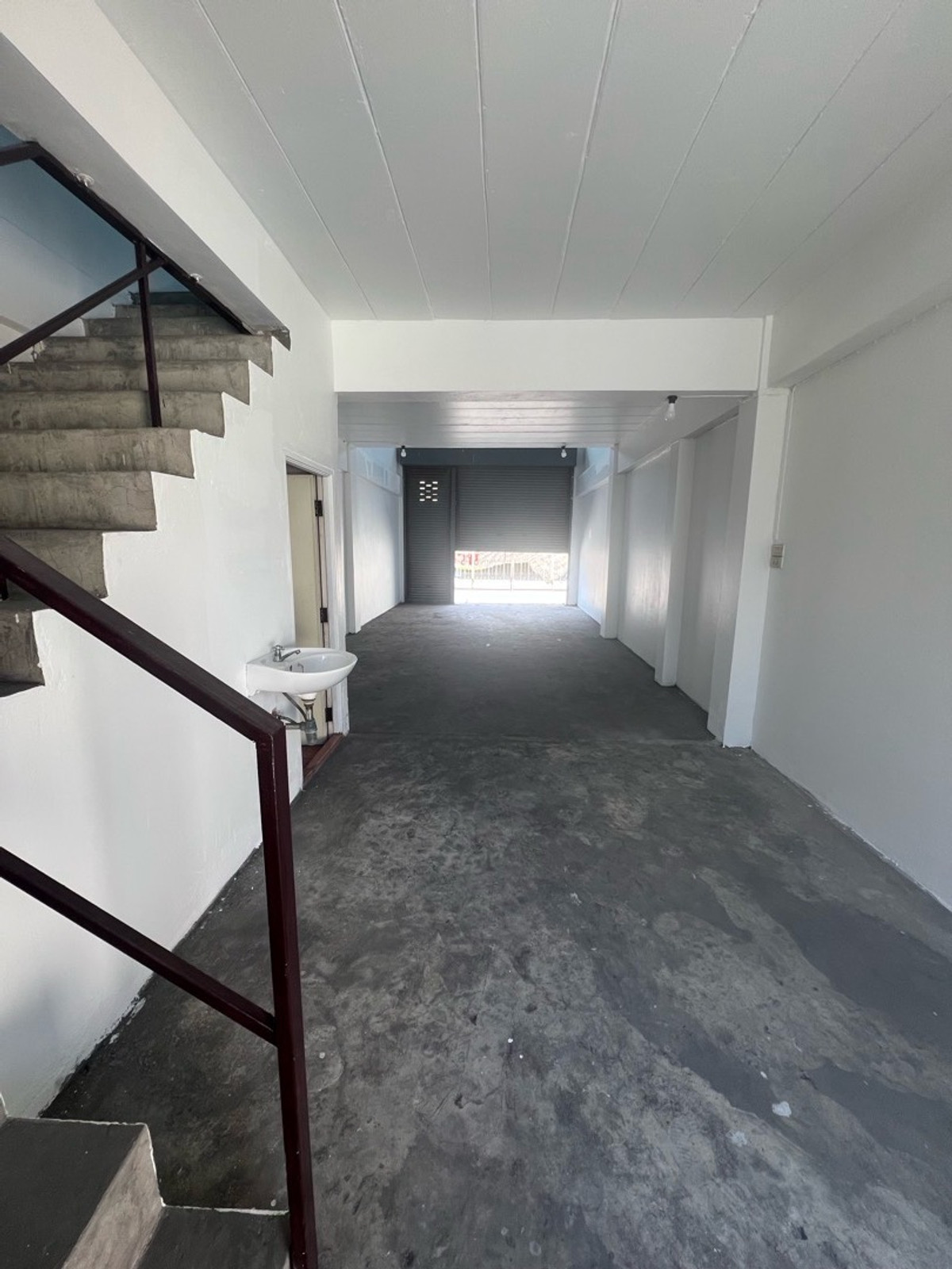 For SaleShop HouseMahachai Samut Sakhon : Prime location, commercial building, detached house style, with rooftop, garden view and city view, 3 and a half floors, 2 houses next to each other, with space around the house.