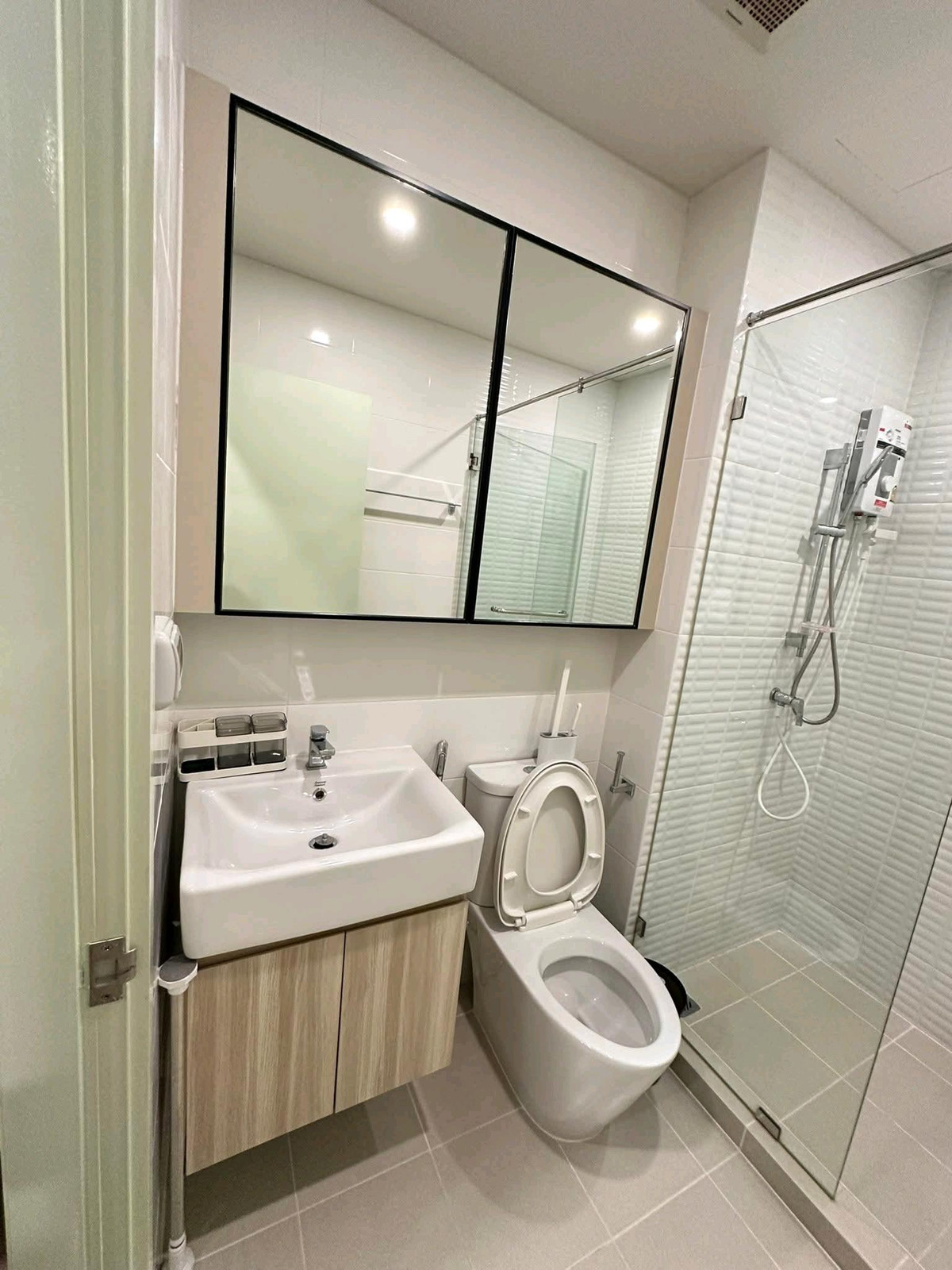 For RentCondoKasetsart, Ratchayothin : Near BTS Green Line (~1.5 Km.) Kasetsart University, Bang Khen 
 Chewathai Kaset-Nawamin | Beautiful room, balcony view, good atmosphere, ready to move in.