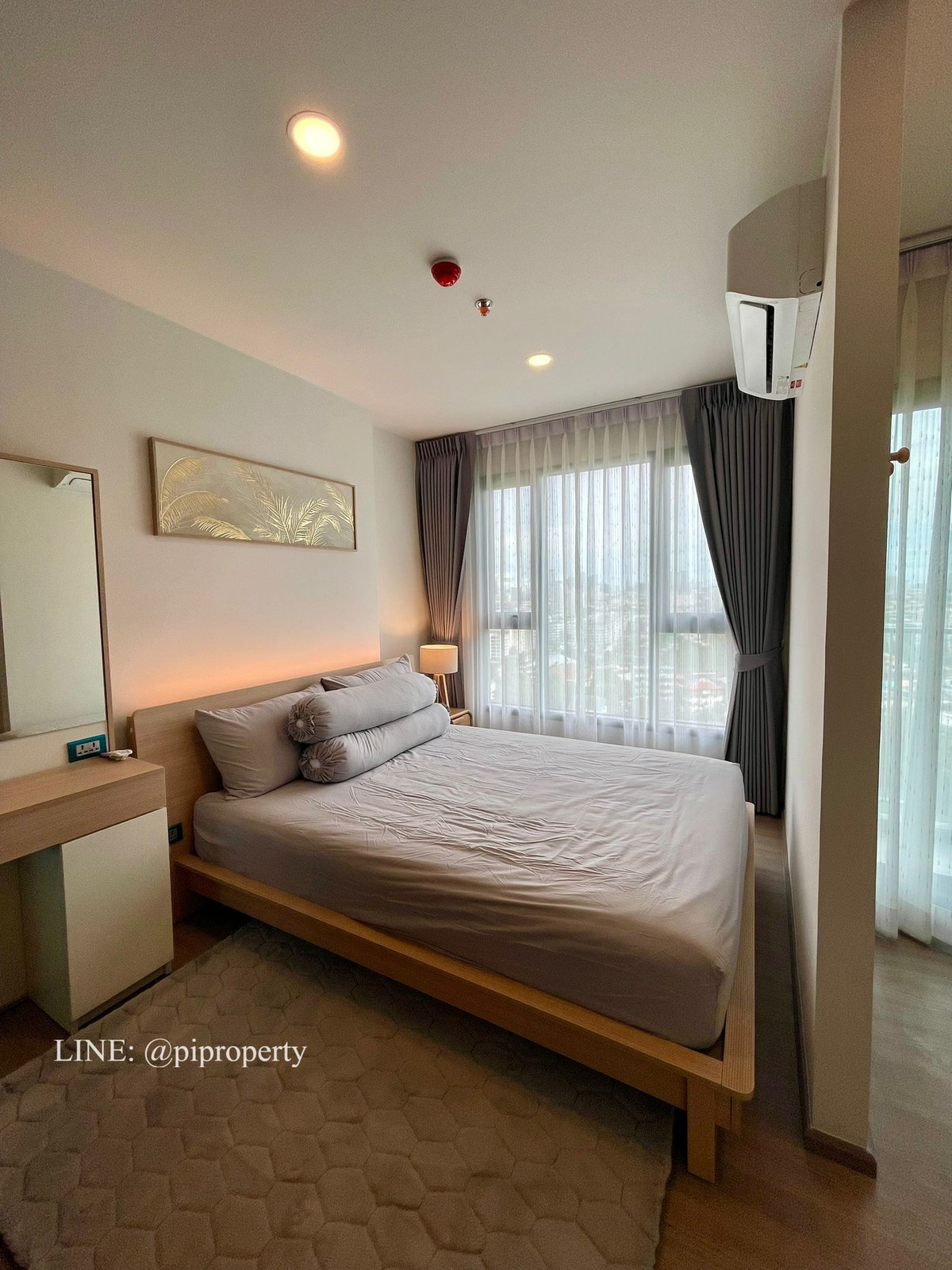 For RentCondoKhlongtoei, Kluaynamthai : Fully furnished 1 Bed unit for rent in Aspire Rama 4. Sukhumvit BTS Phra Khanong - Rama 4 living area. Nice deco and ready to move in. 