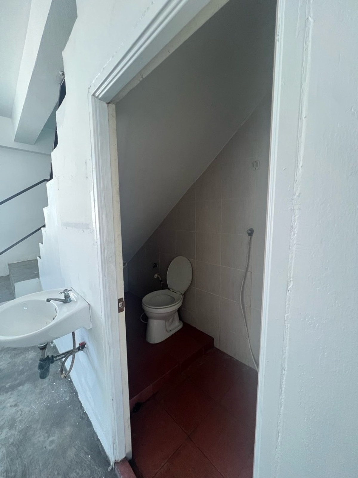 For SaleShop HouseMahachai Samut Sakhon : Prime location, commercial building, detached house style, with rooftop, garden view and city view, 3 and a half floors, 2 houses next to each other, with space around the house.