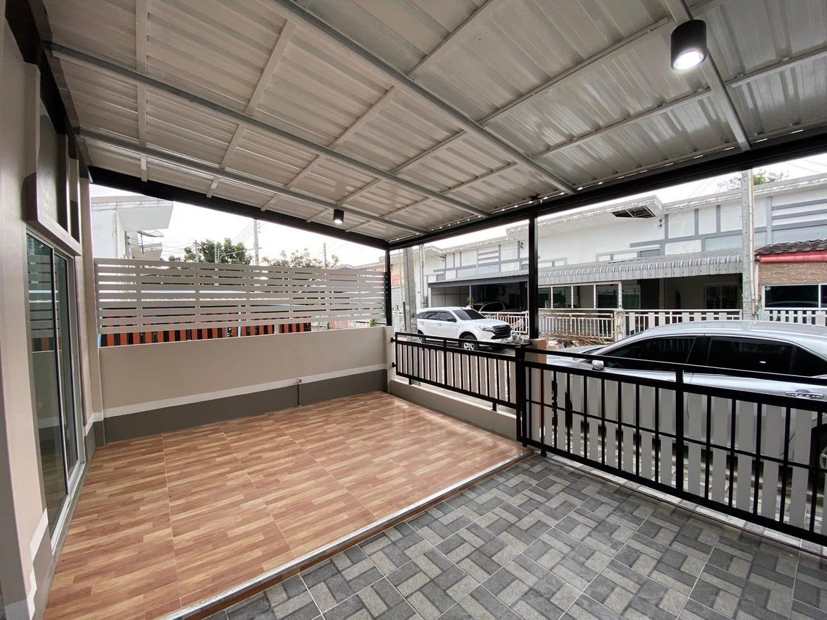 For SaleTownhomeSriracha Laem Chabang Ban Bueng : 1-story townhouse for sale, good price, can borrow more than the loan amount, Bowin location, near Lio Prime Sriracha-Borwin Industrial Estate.