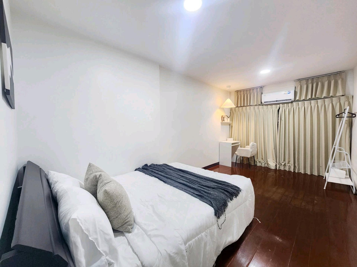 For RentHouseRatchadapisek, Huaikwang, Suttisan : 2-story detached house for rent, luxury level in the heart of Huai Khwang 🛏️ 6 bedrooms 
 🚿 4 bathrooms, near MRT Huai Khwang, furniture & electrical appliances, fully furnished, ready to move in 🛏️ 
 ▪️ Complete electrical appliances ⚡