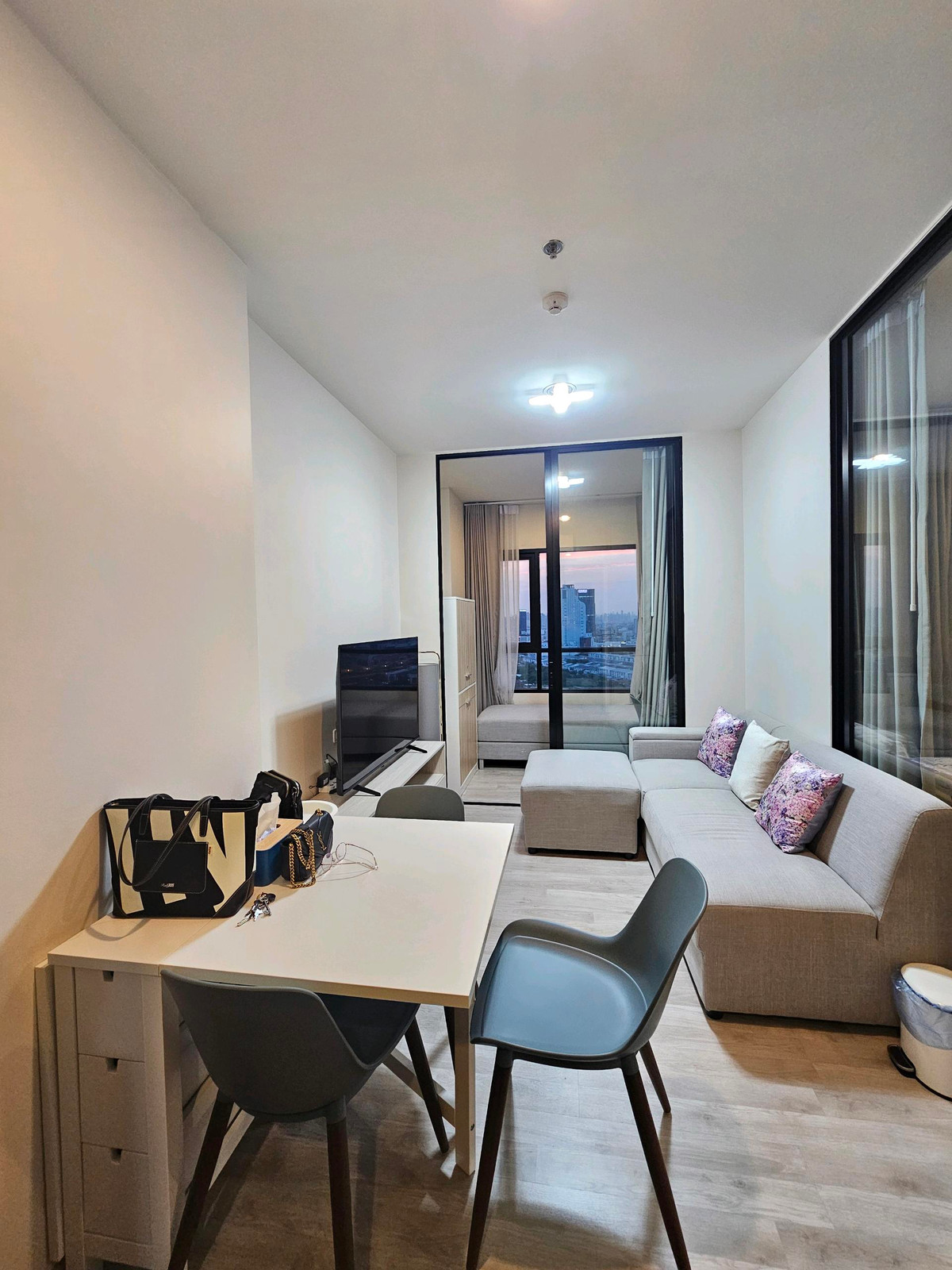 ขายคอนโดบางนา แบริ่ง ลาซาล : ห้องสวย พร้อมอยู่ ชั้น 28 ขนาด 1 นอน 1 น้ำ 35 ตรม.
✨ วิวสระ + วิวเมือง + วิวหมู่บ้านเลคไซด์ วิลล่า (โล่ง ไม่บล็อก)