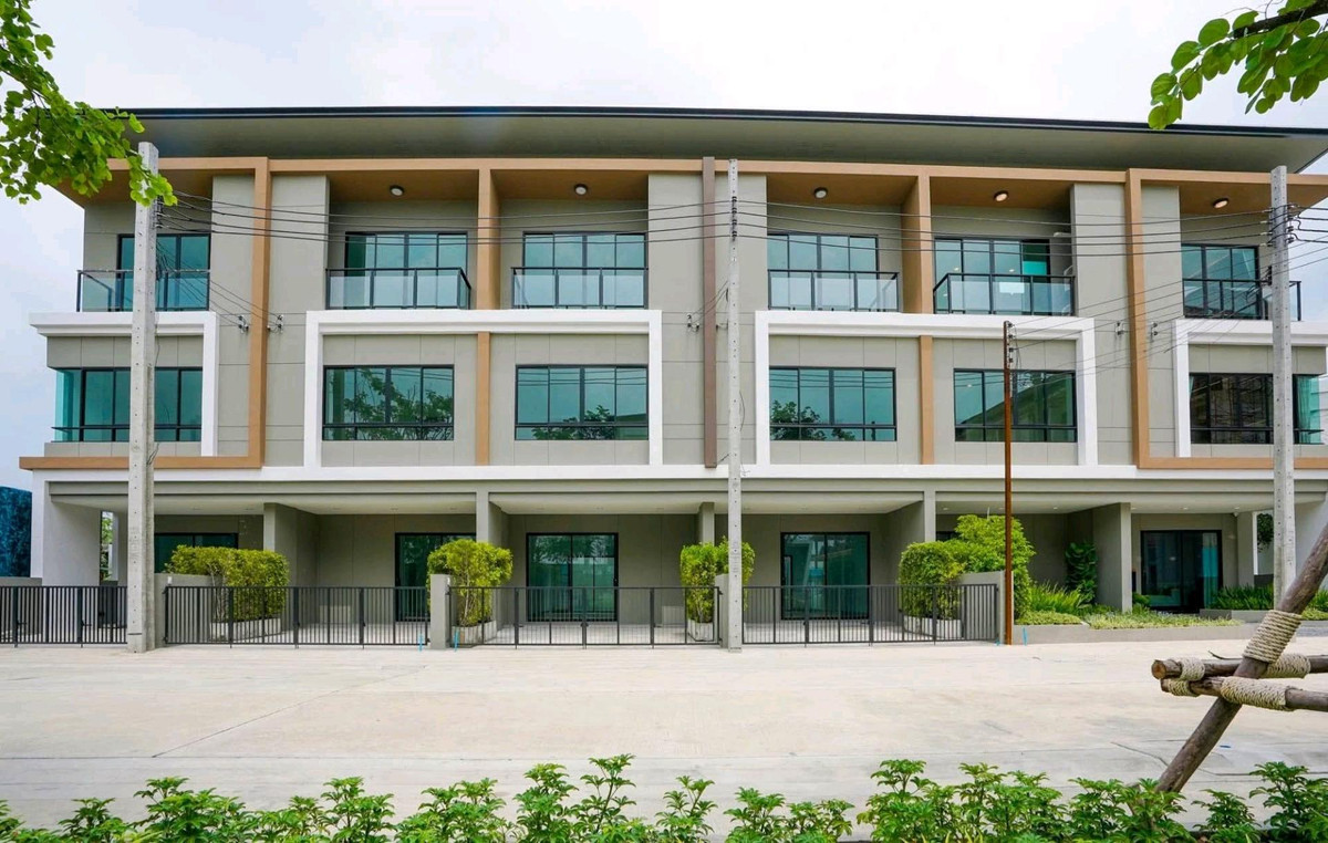 For RentTownhomeNawamin, Ramindra : 🏡 Large 3-story townhome, next to the main road, potential location, good location, close to the expressway + electric train, extremely convenient travel.