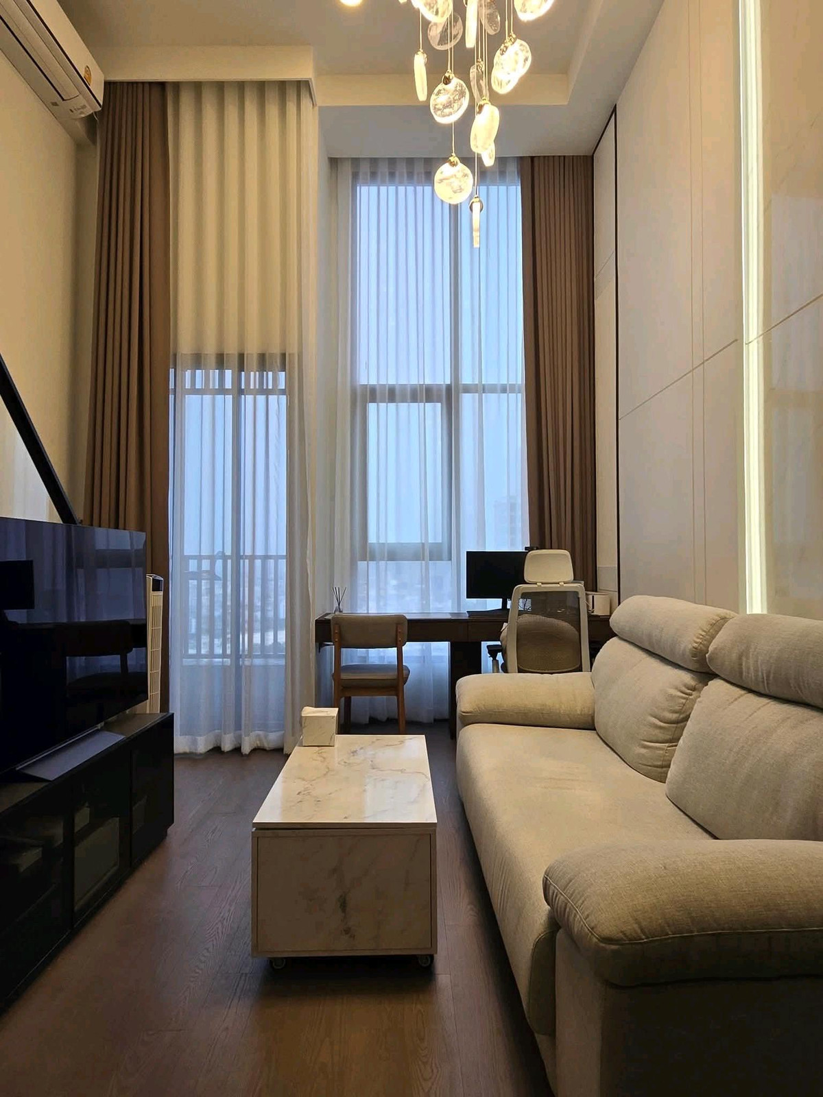 For RentCondoSiam Paragon ,Chulalongkorn,Samyan : Near MRT Samyan, Park Origin Chula - Samyan | Loft room, 4.25 meter high ceiling, Luxury level amenities.