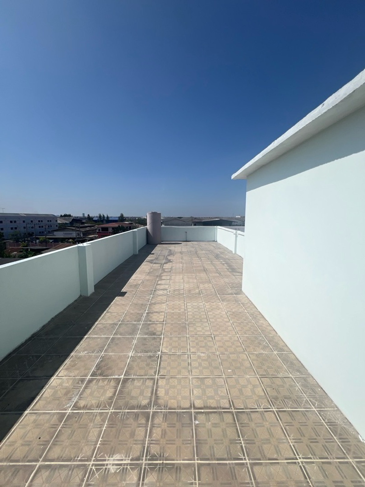 For SaleShop HouseMahachai Samut Sakhon : Prime location, commercial building, detached house style, with rooftop, garden view and city view, 3 and a half floors, 2 houses next to each other, with space around the house.