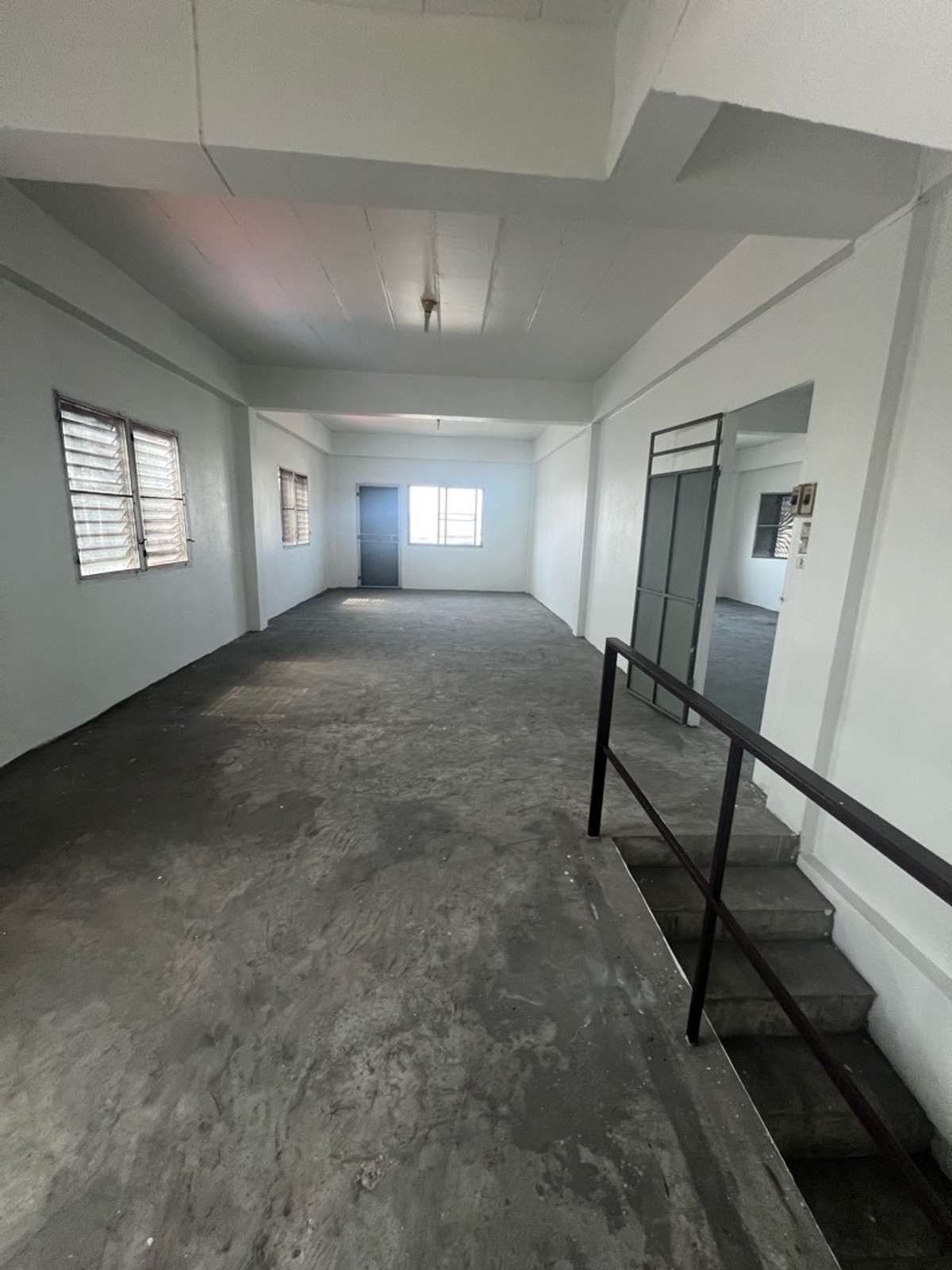 For SaleShop HouseMahachai Samut Sakhon : Prime location, commercial building, detached house style, with rooftop, garden view and city view, 3 and a half floors, 2 houses next to each other, with space around the house.