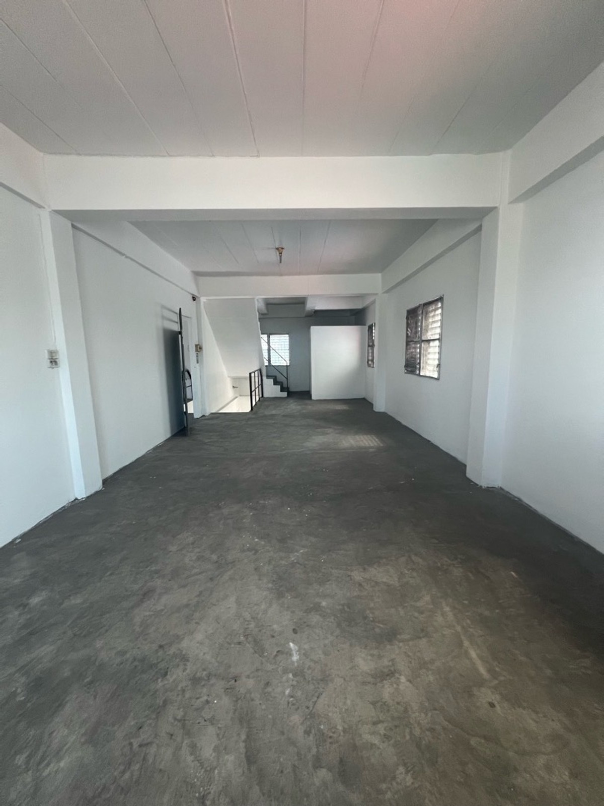 For SaleShop HouseMahachai Samut Sakhon : Prime location, commercial building, detached house style, with rooftop, garden view and city view, 3 and a half floors, 2 houses next to each other, with space around the house.