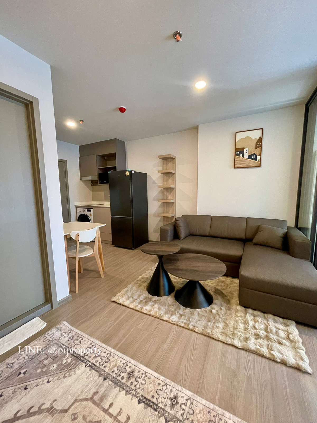 For RentCondoKhlongtoei, Kluaynamthai : Fully furnished 1 Bed unit for rent in Aspire Rama 4. Sukhumvit BTS Phra Khanong - Rama 4 living area. Nice deco and ready to move in. 