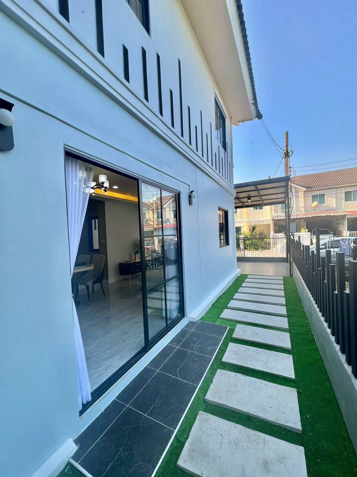 For SaleTownhomePattanakan, Srinakarin : 2-story townhome for sale, corner house, Pruksa Ville Village 50/2 Ramkhamhaeng (Soi Mistine), area 34.8 square meters, 4 bedrooms, Rat Phatthana Subdistrict, Saphan Sung District, Bangkok.