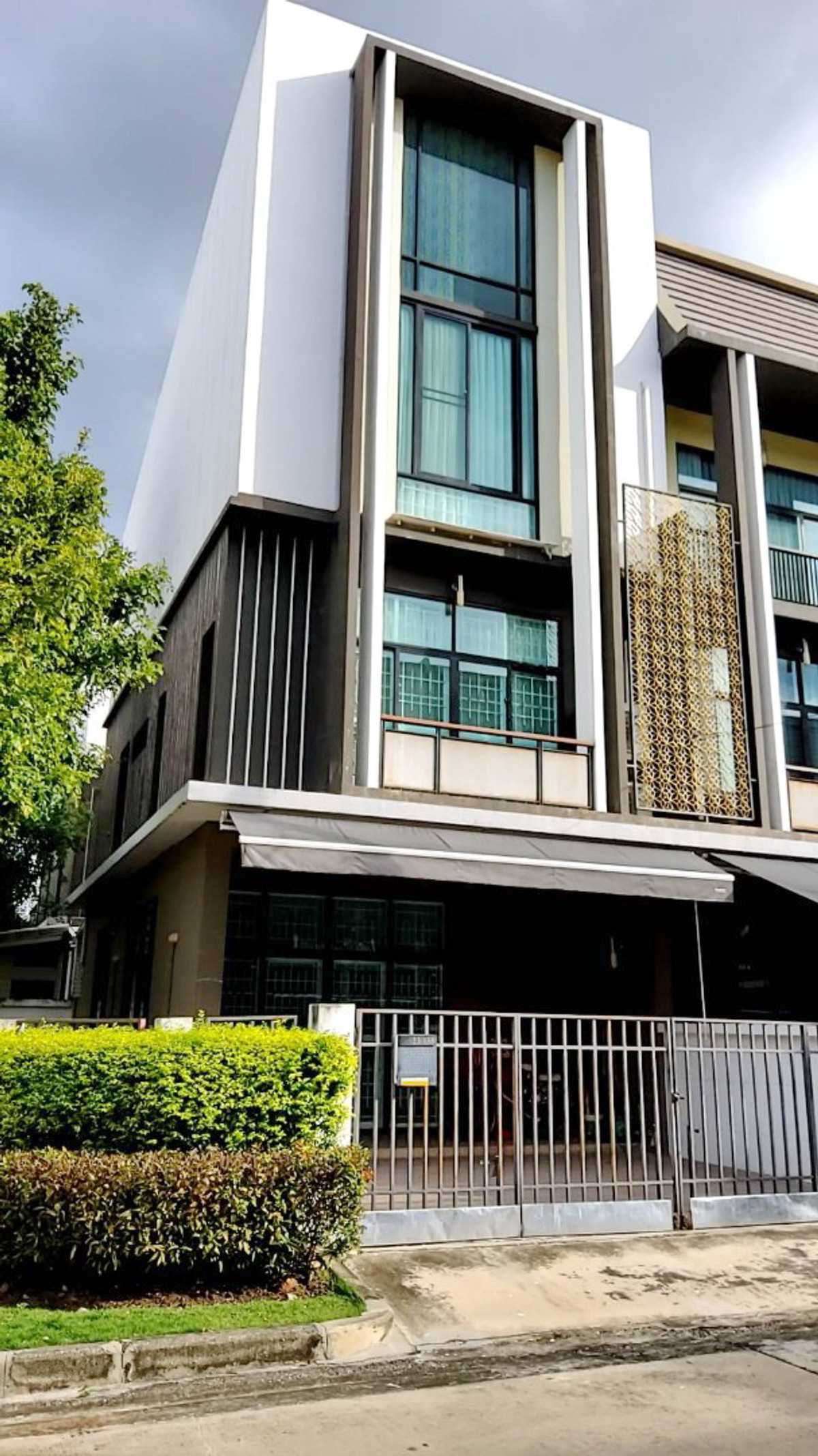 ให้เช่าทาวน์โฮมบางซื่อ วงศ์สว่าง เตาปูน : ให้เช่า บ้านทาวน์โฮมพร้อมเฟอร์นิเจอร์ บิ้วอิน หลังมุม หมู่บ้านฟลอร่าวงศ์สว่าง 