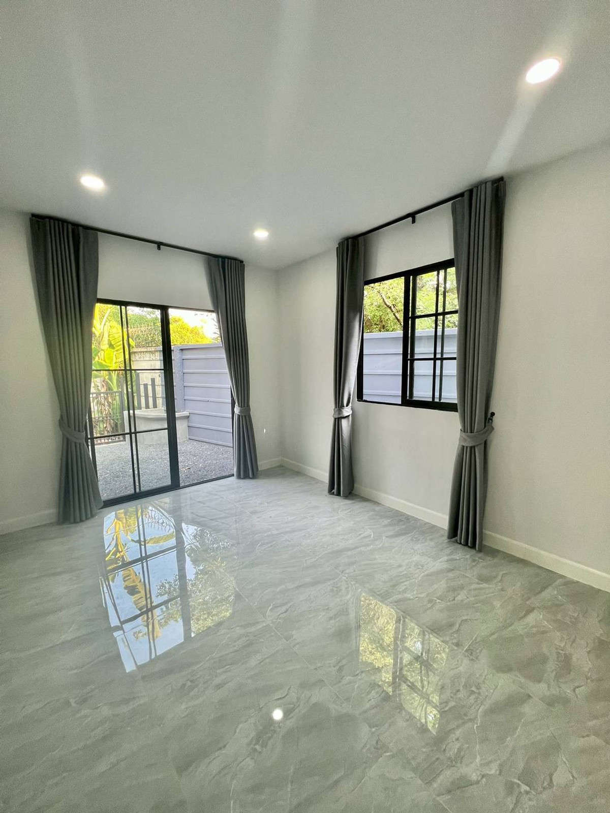 For SaleTownhomePattanakan, Srinakarin : 2-story townhome for sale, corner house, Pruksa Ville Village 50/2 Ramkhamhaeng (Soi Mistine), area 34.8 square meters, 4 bedrooms, Rat Phatthana Subdistrict, Saphan Sung District, Bangkok.