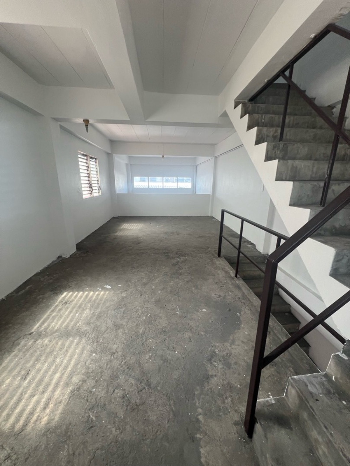 For SaleShop HouseMahachai Samut Sakhon : Prime location, commercial building, detached house style, with rooftop, garden view and city view, 3 and a half floors, 2 houses next to each other, with space around the house.