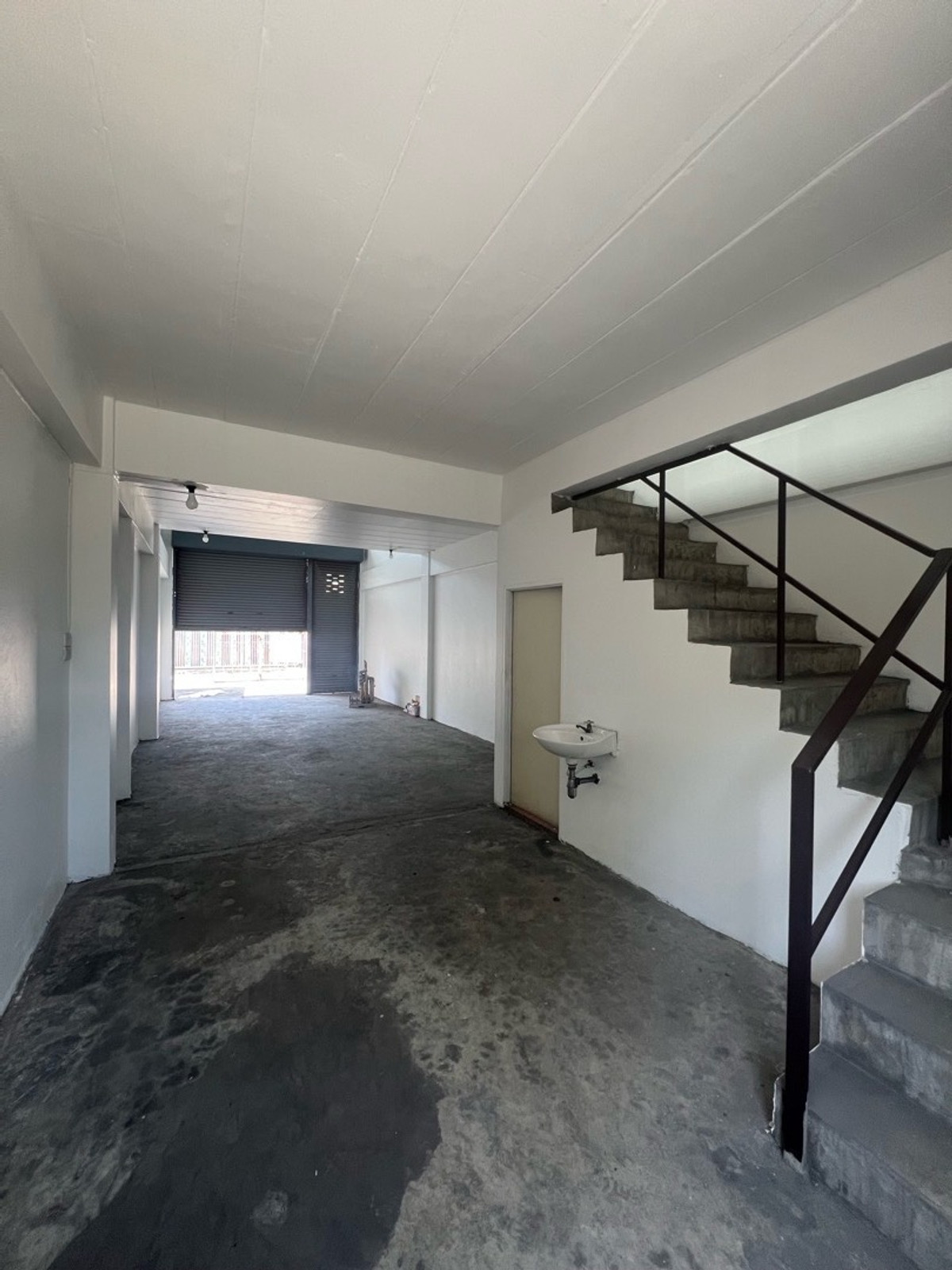 For SaleShop HouseMahachai Samut Sakhon : Prime location, commercial building, detached house style, with rooftop, garden view and city view, 3 and a half floors, 2 houses next to each other, with space around the house.