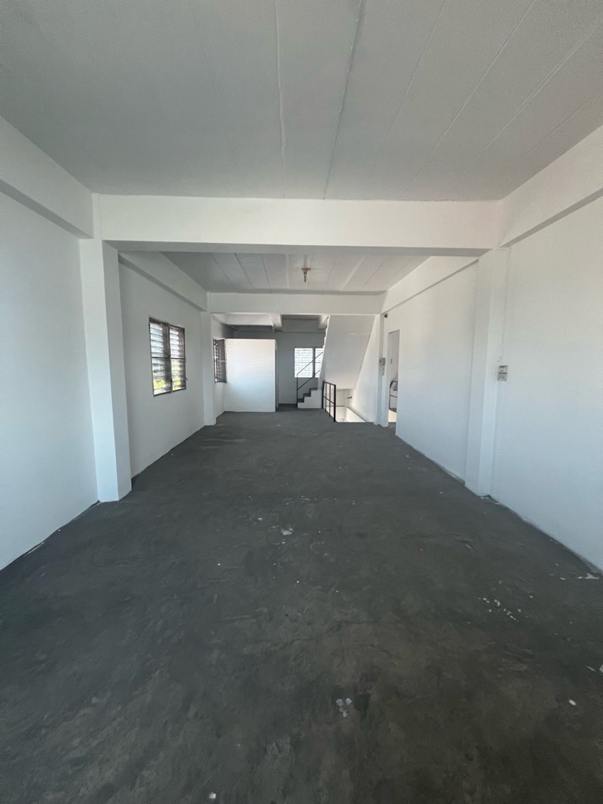 For SaleShop HouseMahachai Samut Sakhon : Prime location, commercial building, detached house style, with rooftop, garden view and city view, 3 and a half floors, 2 houses next to each other, with space around the house.