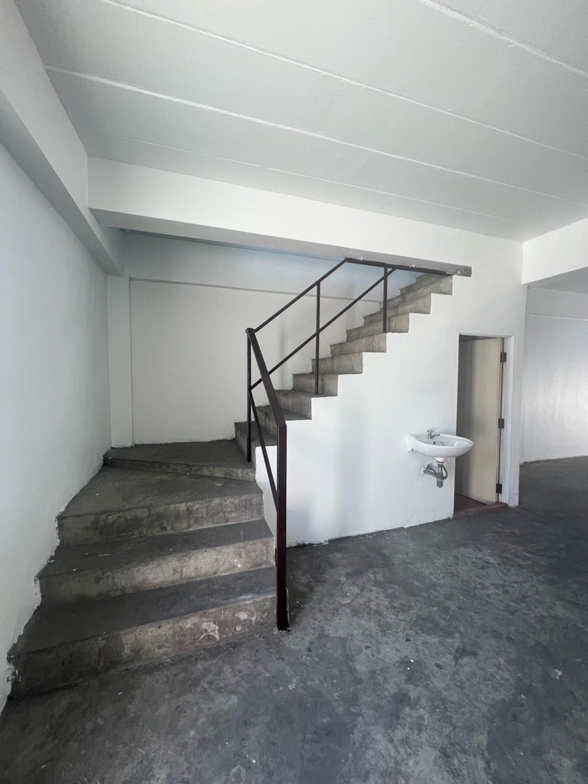 For SaleShop HouseMahachai Samut Sakhon : Prime location, commercial building, detached house style, with rooftop, garden view and city view, 3 and a half floors, 2 houses next to each other, with space around the house.