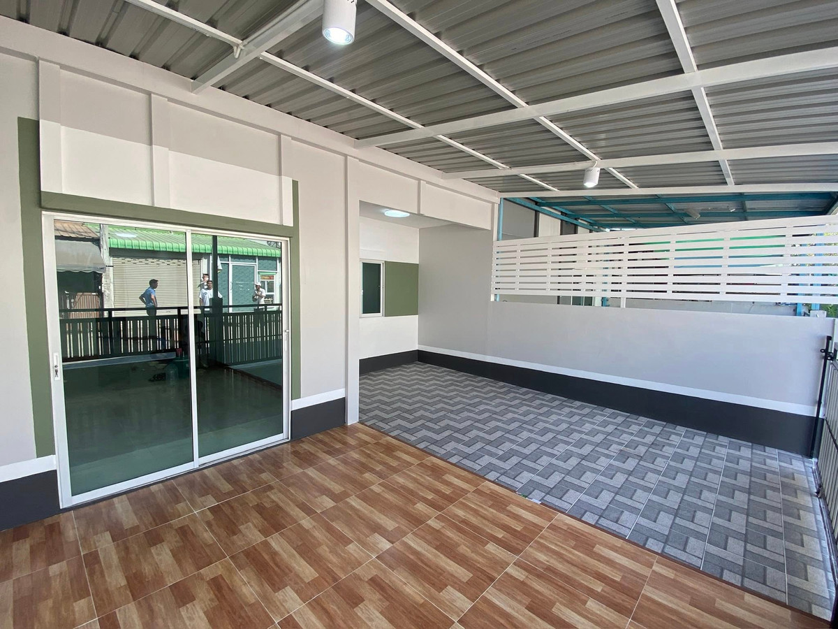 For SaleTownhomeSriracha Laem Chabang Ban Bueng : 1-story townhouse for sale, good price, can borrow more than the loan amount, Bowin location, near Lio Prime Sriracha-Borwin Industrial Estate.