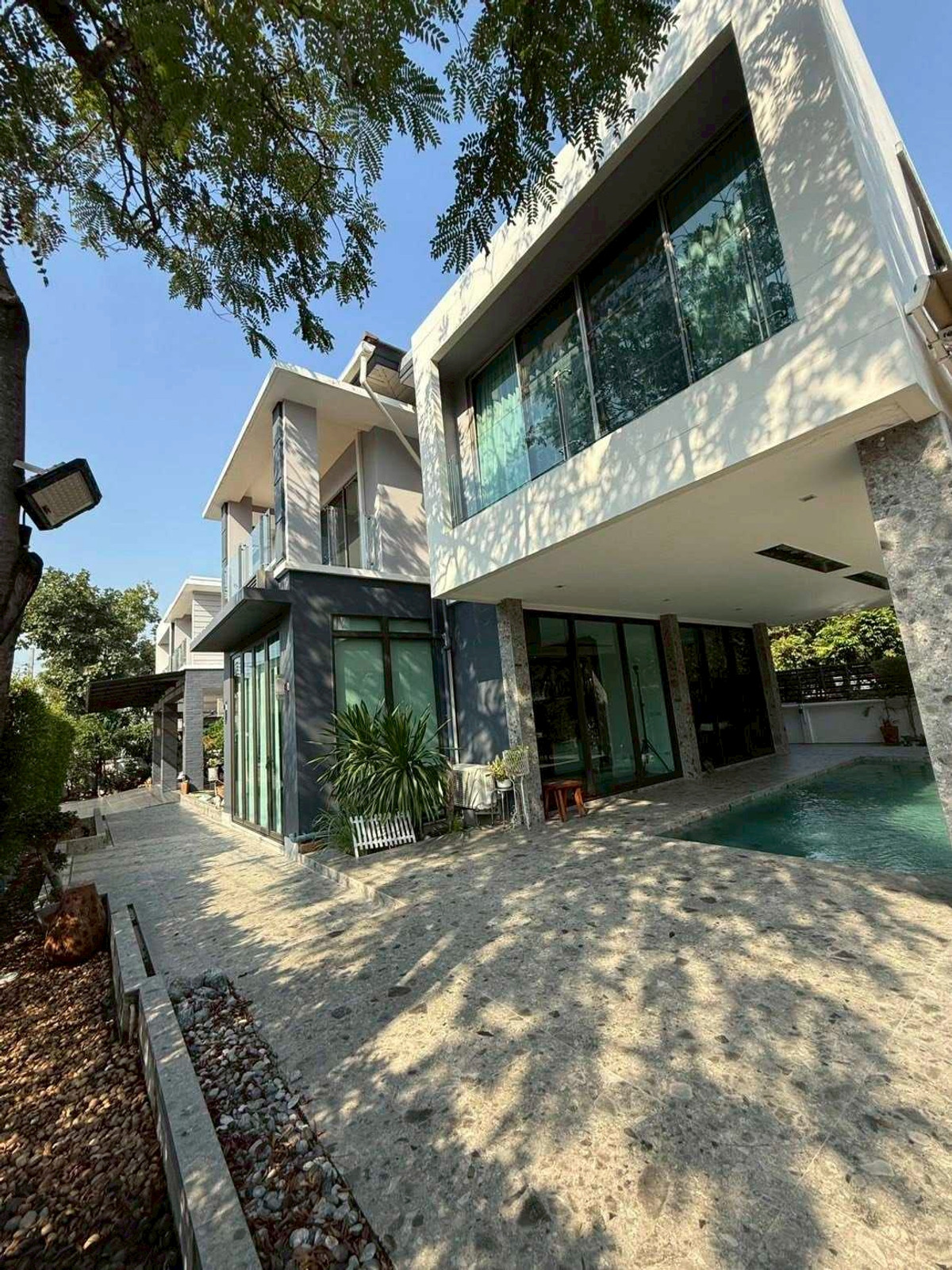 ให้เช่าบ้านลาดกระบัง สุวรรณภูมิ : ให้เช่าบ้าน Perfect Masterpiece ถ.มอเตอร์เวย์ Pool villa