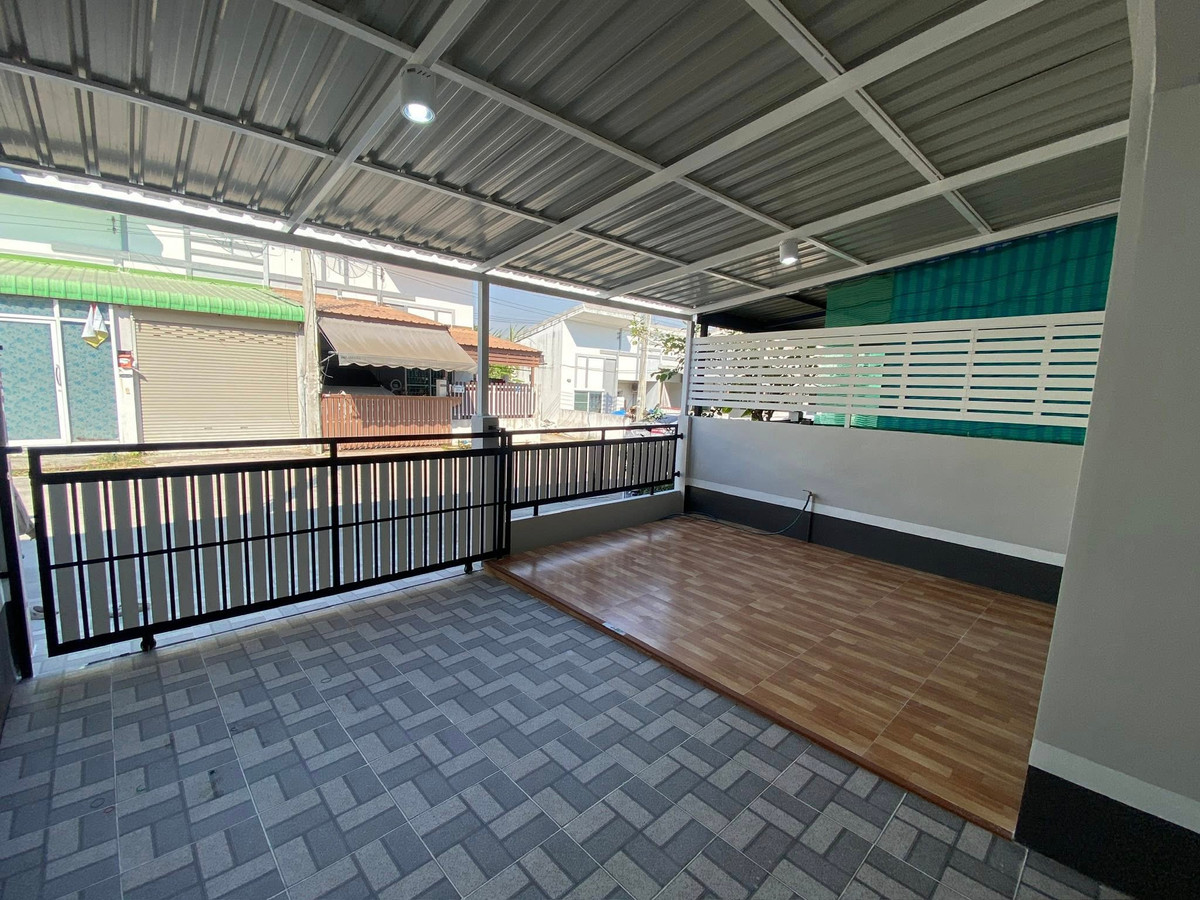 For SaleTownhomeSriracha Laem Chabang Ban Bueng : 1-story townhouse for sale, good price, can borrow more than the loan amount, Bowin location, near Lio Prime Sriracha-Borwin Industrial Estate.