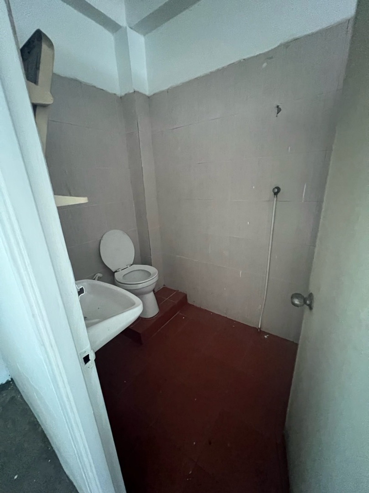 For SaleShop HouseMahachai Samut Sakhon : Prime location, commercial building, detached house style, with rooftop, garden view and city view, 3 and a half floors, 2 houses next to each other, with space around the house.