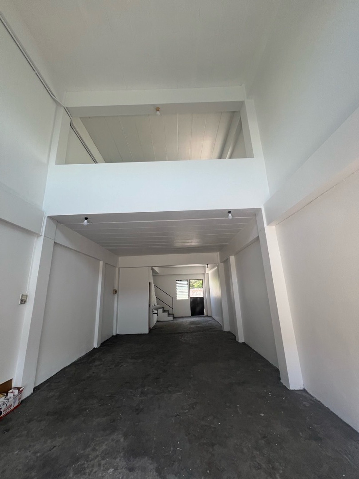 For SaleShop HouseMahachai Samut Sakhon : Prime location, commercial building, detached house style, with rooftop, garden view and city view, 3 and a half floors, 2 houses next to each other, with space around the house.