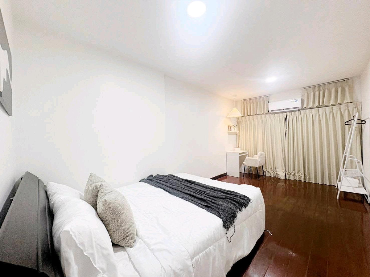 For RentHouseRatchadapisek, Huaikwang, Suttisan : 2-story detached house for rent, luxury level in the heart of Huai Khwang 🛏️ 6 bedrooms 
 🚿 4 bathrooms, near MRT Huai Khwang, furniture & electrical appliances, fully furnished, ready to move in 🛏️ 
 ▪️ Complete electrical appliances ⚡